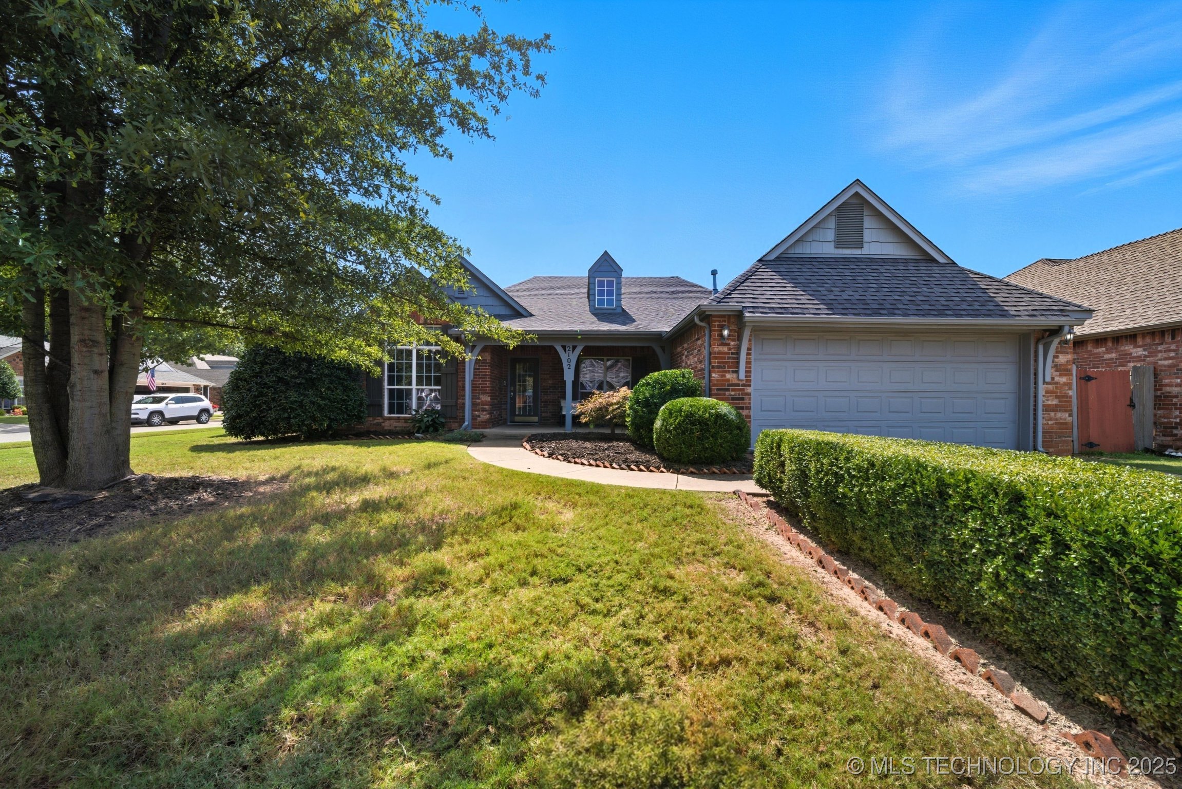 2102 W F Court Property Photo 1