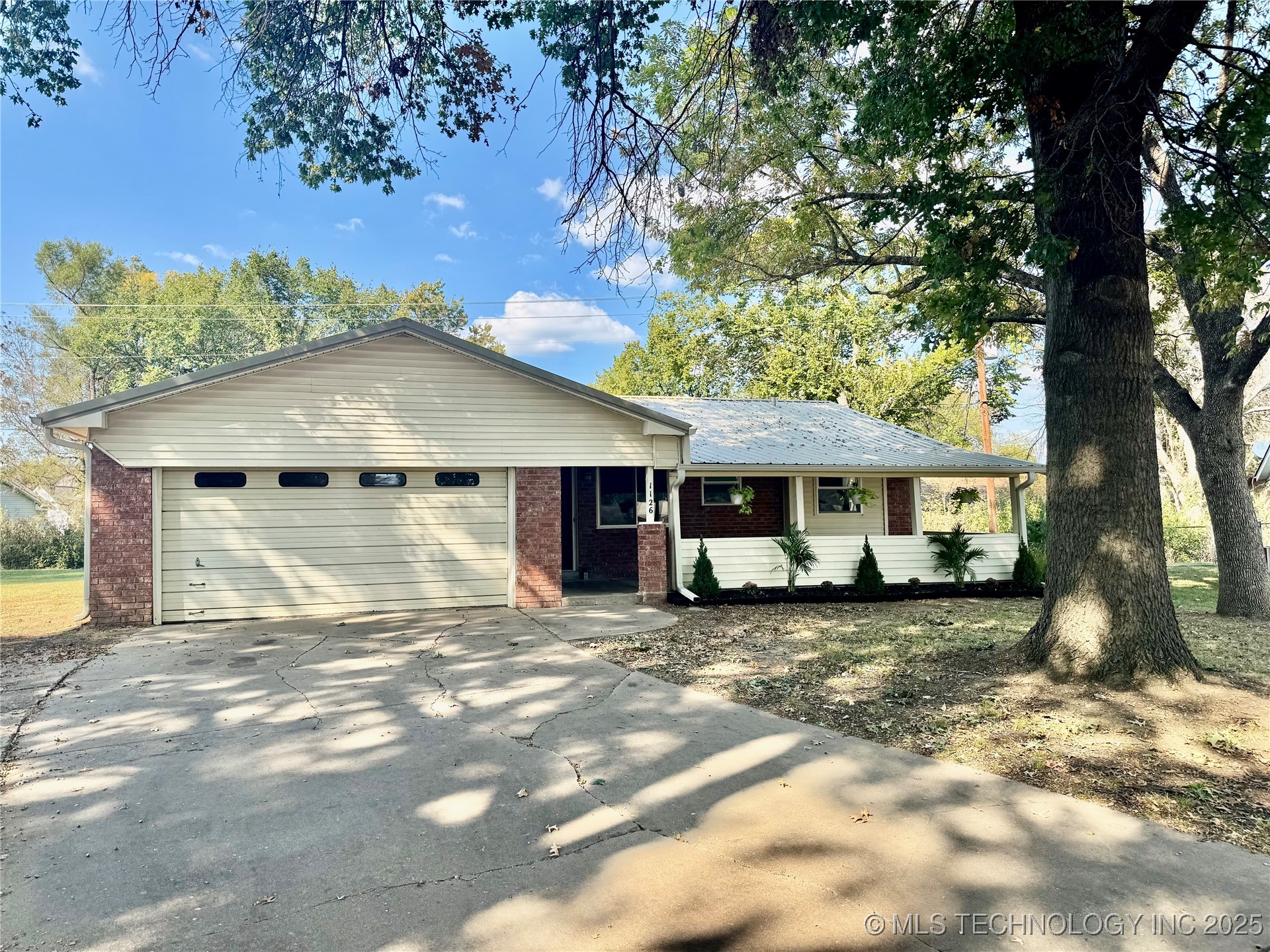 1126 W 16th Place Property Photo 1
