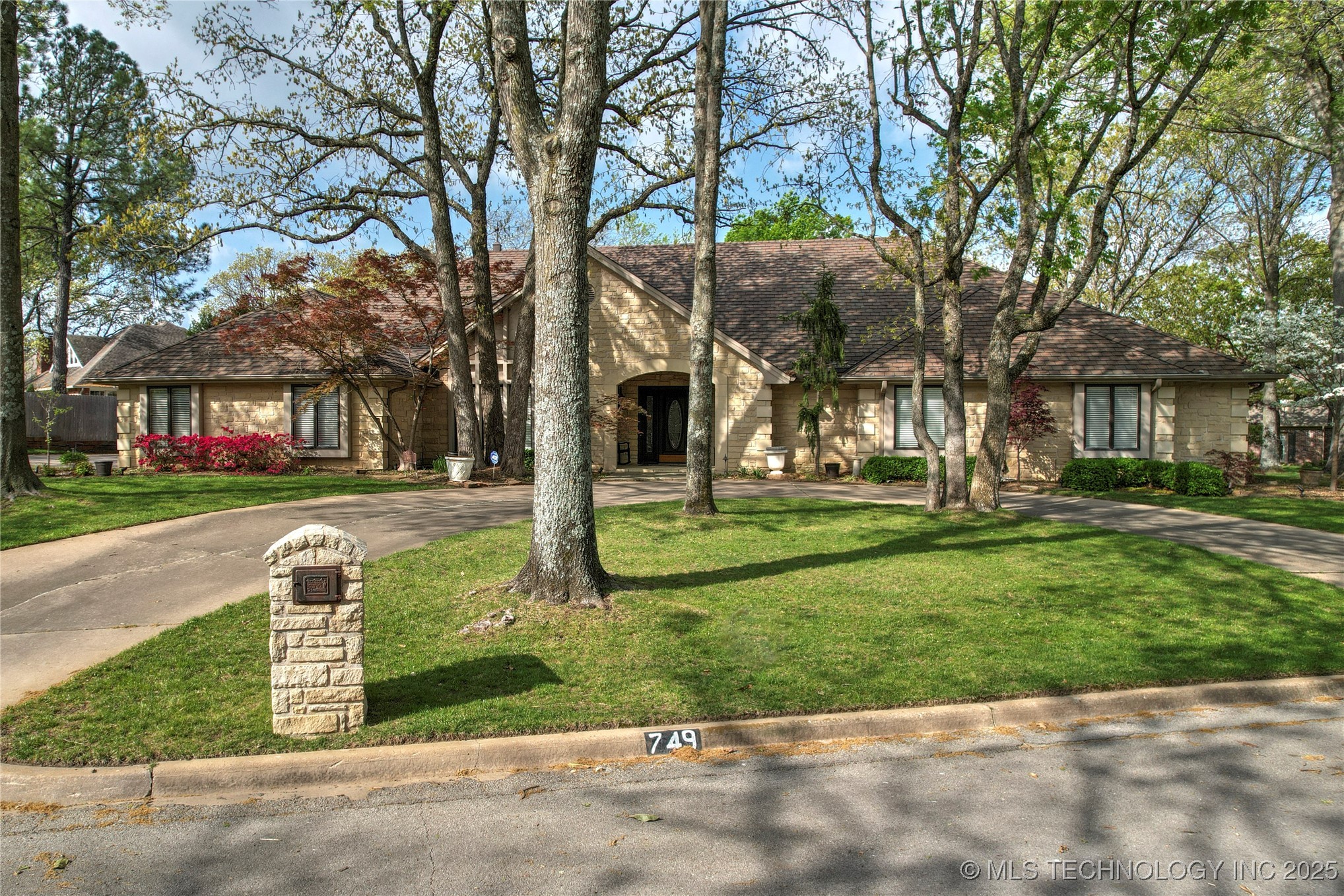 749 Brookhollow Lane Property Photo 1