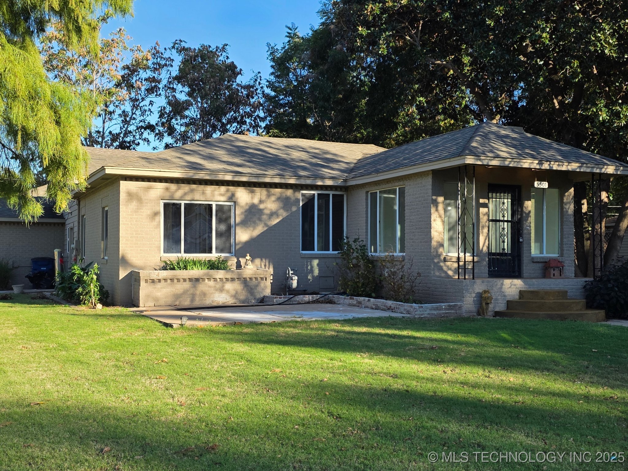 5501 S Newport Avenue Property Photo 1