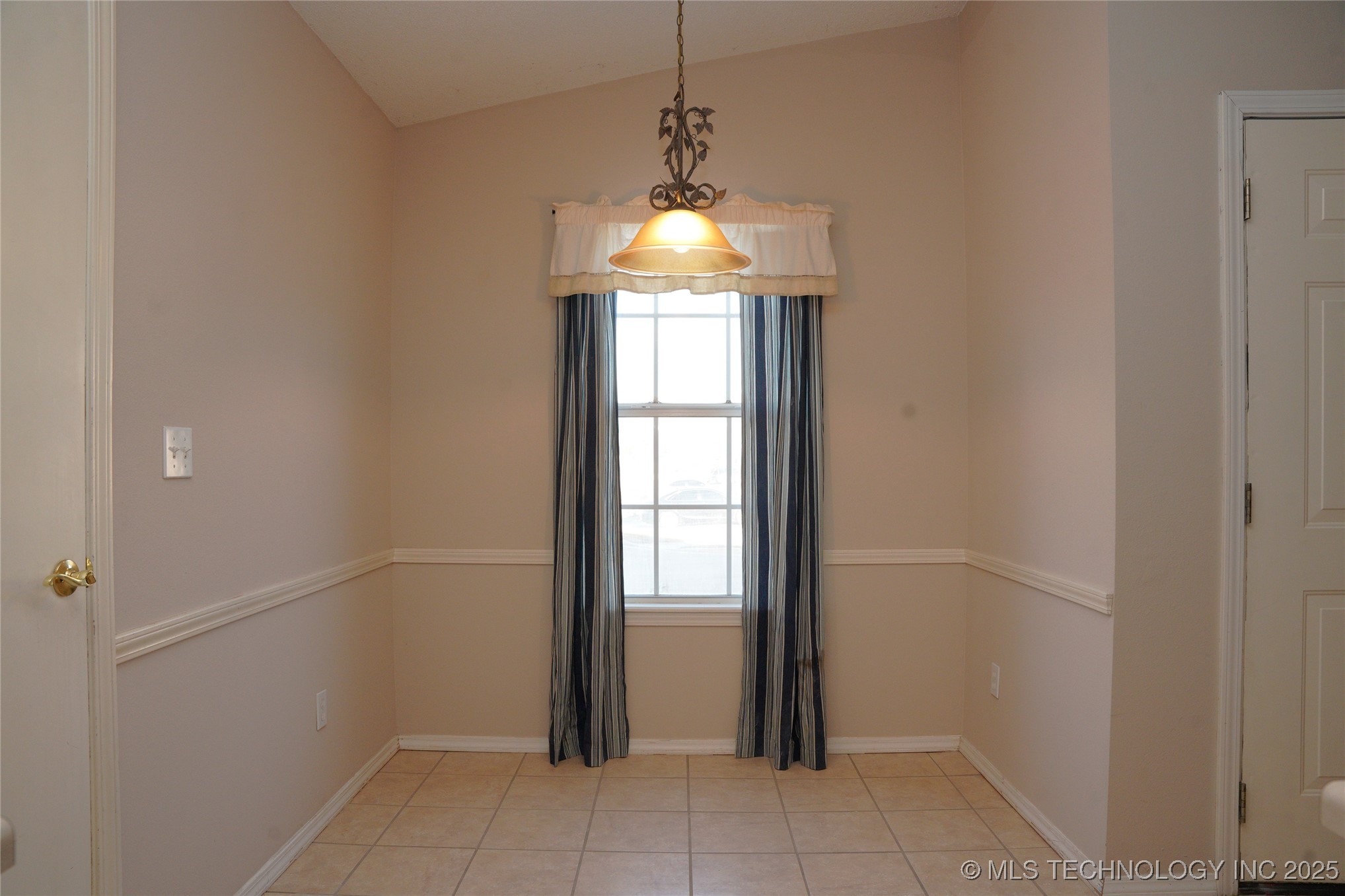 1907 N Chambers Avenue Property Photo 6