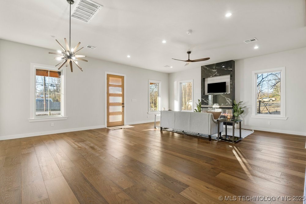 1717 W Newton Street Property Photo 8