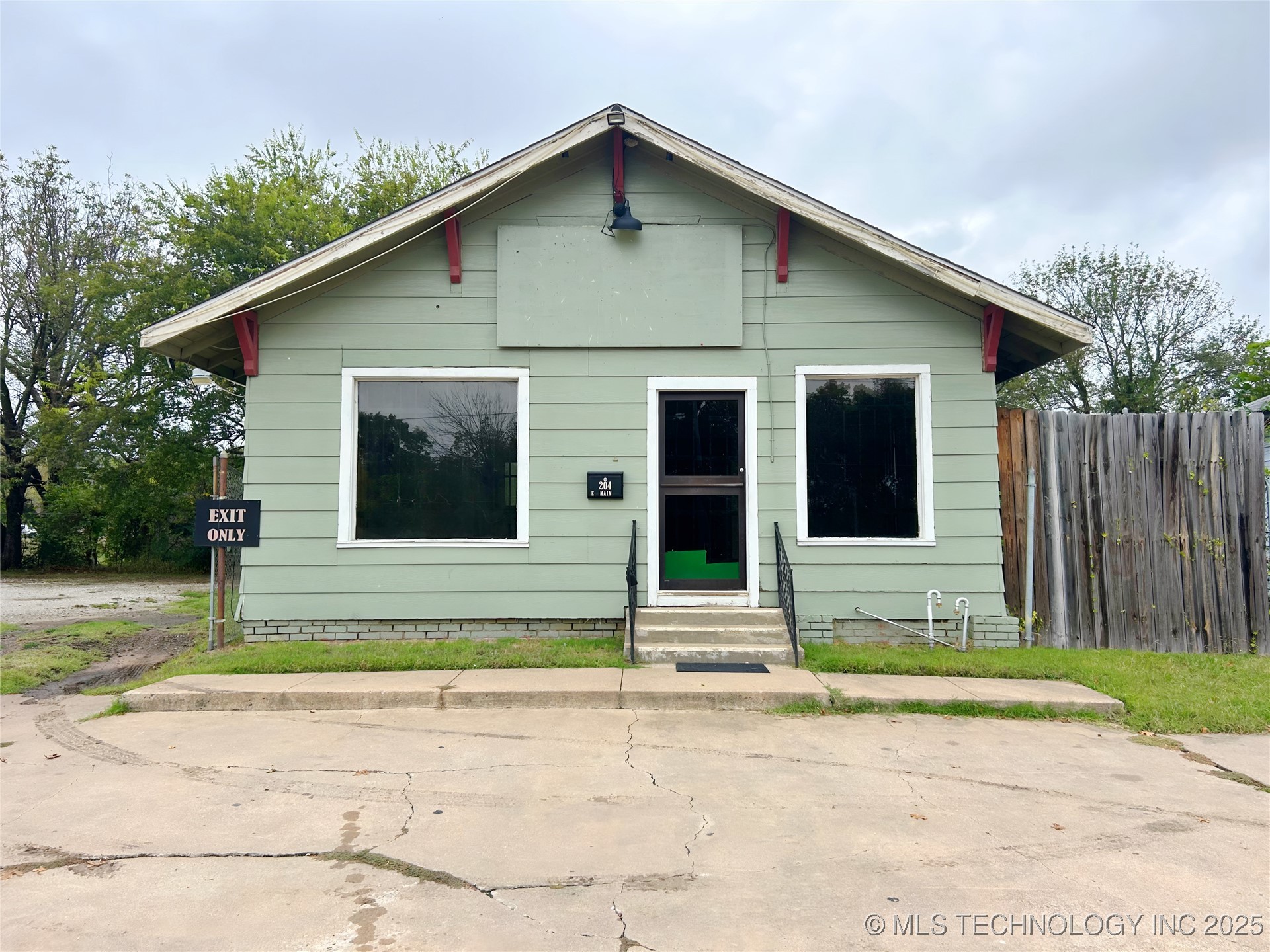 204 E Main Street Property Photo 1