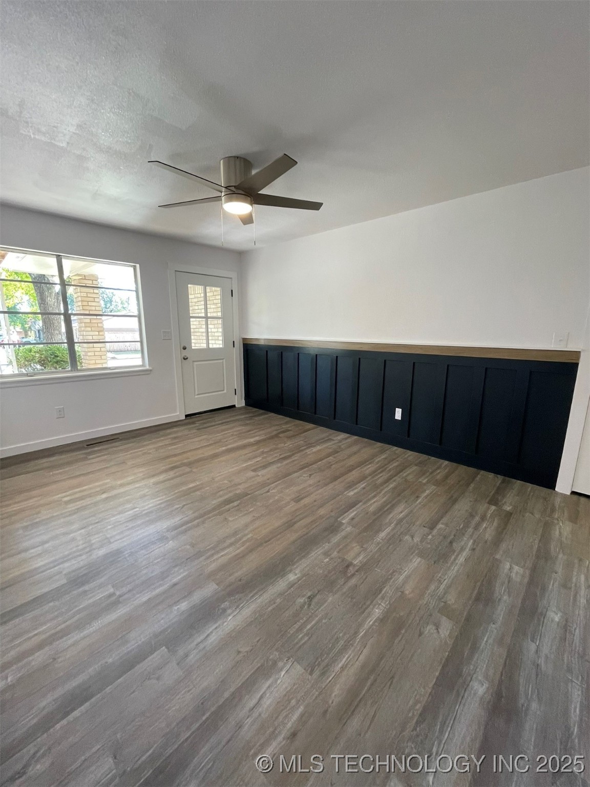 605 W Angus Drive Property Photo 4