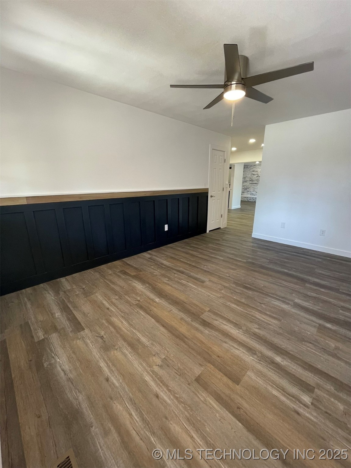 605 W Angus Drive Property Photo 5