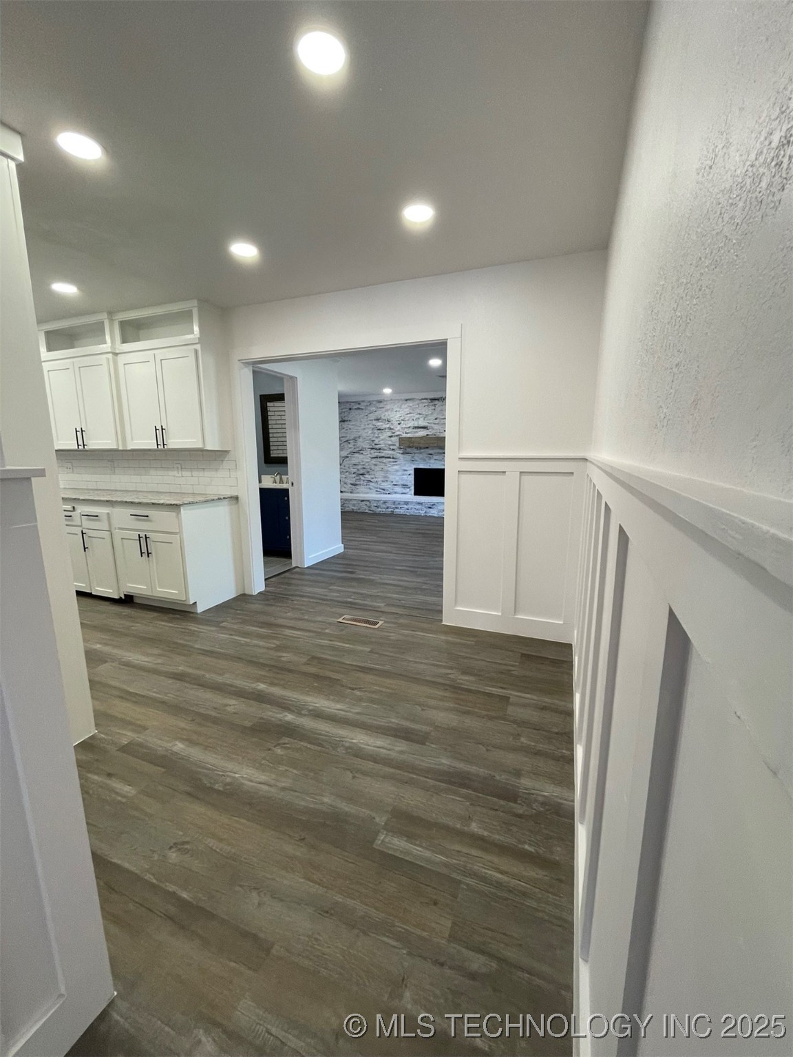 605 W Angus Drive Property Photo 6