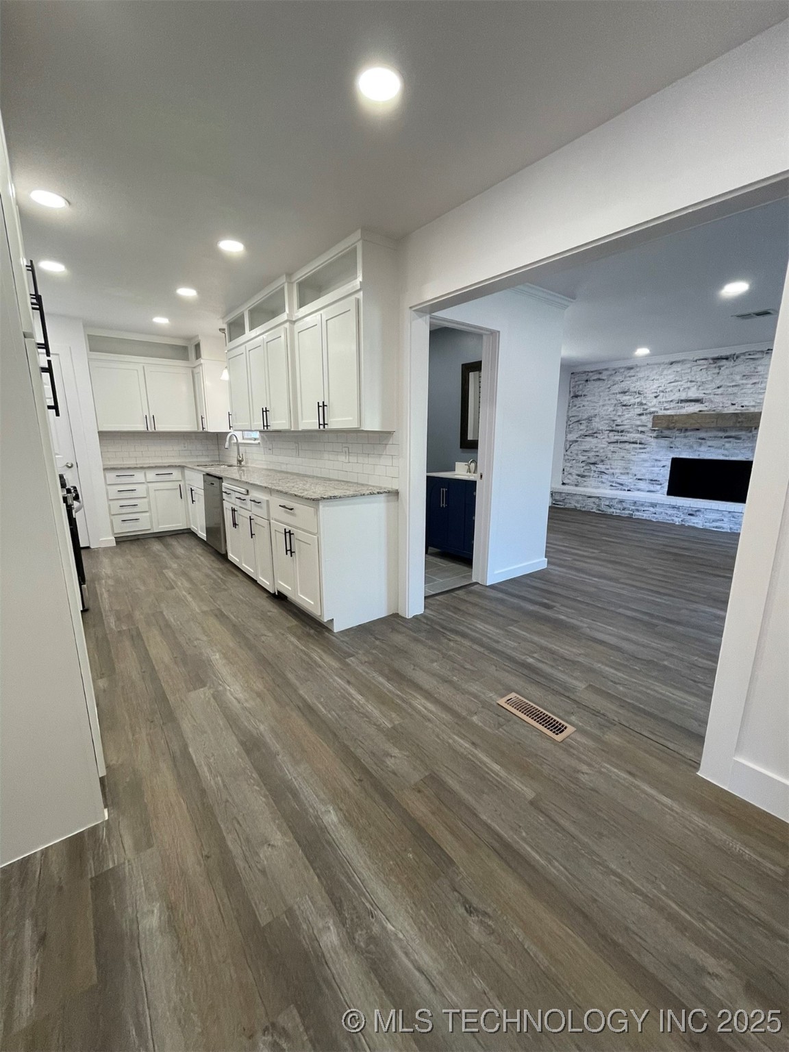 605 W Angus Drive Property Photo 7