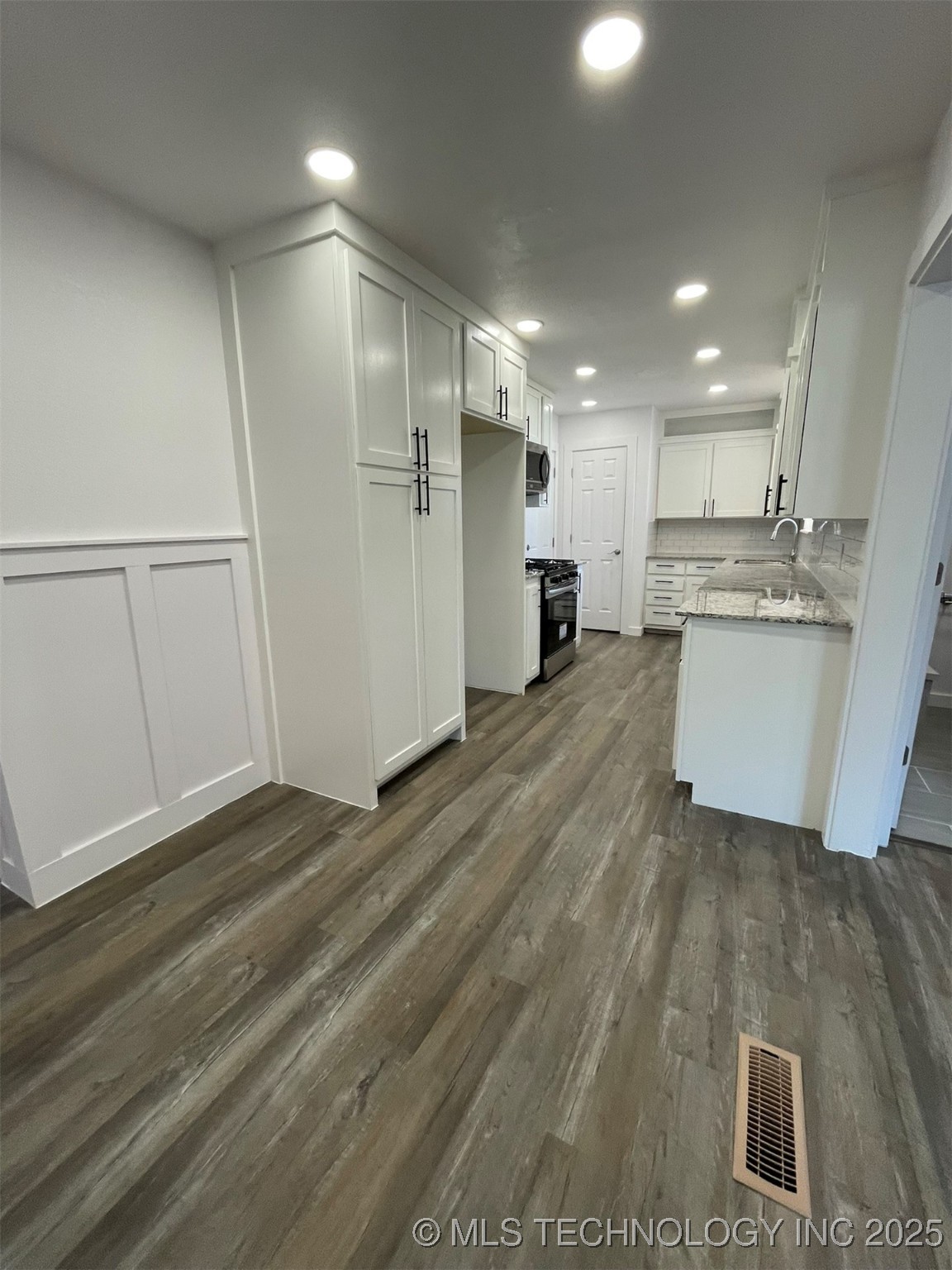 605 W Angus Drive Property Photo 8