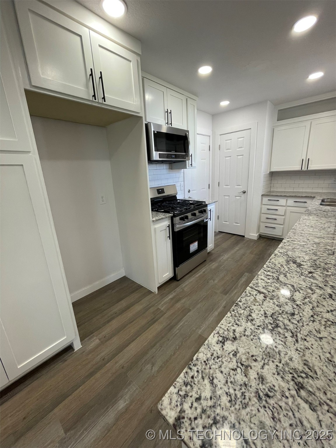 605 W Angus Drive Property Photo 9