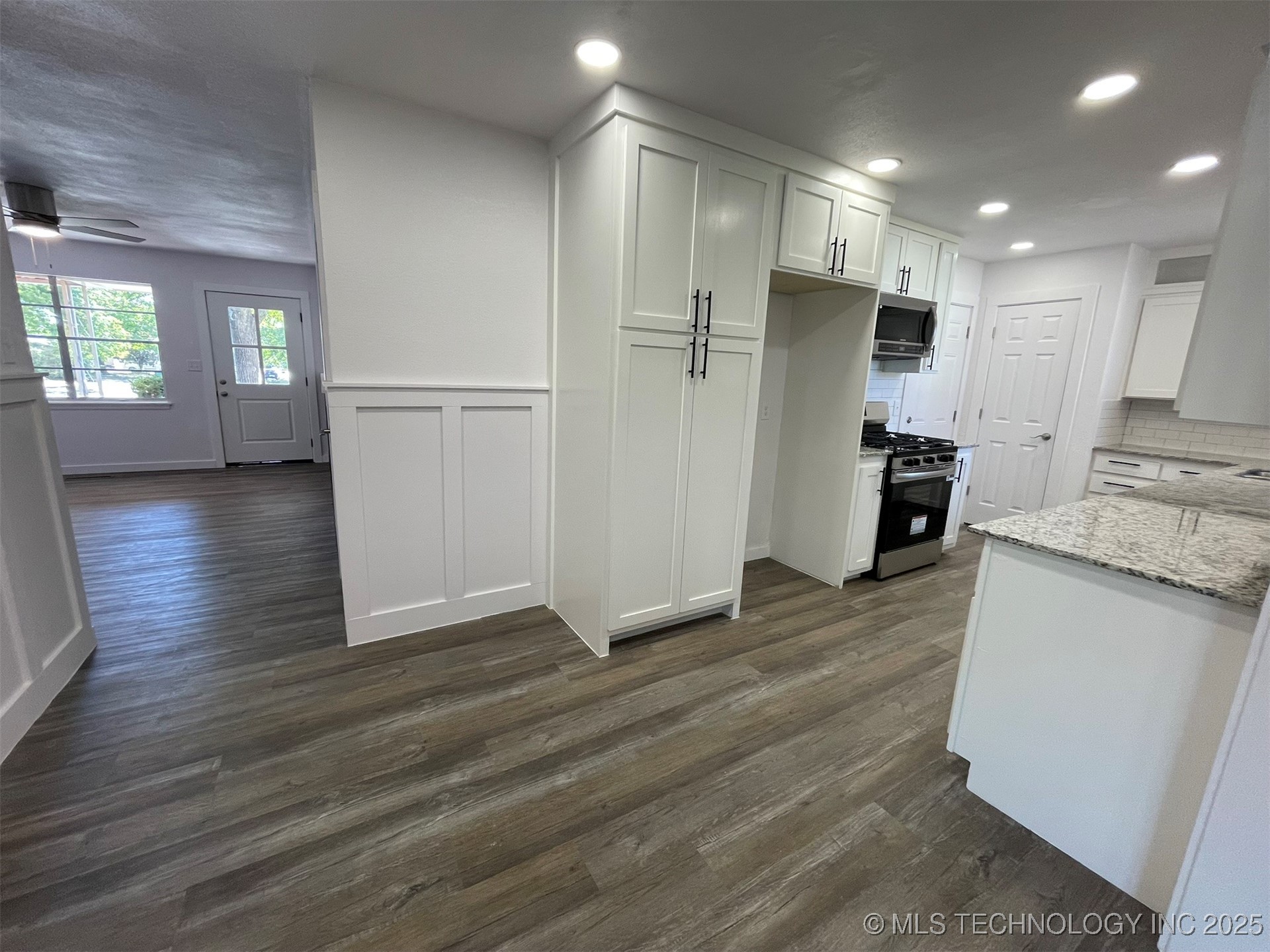 605 W Angus Drive Property Photo 10