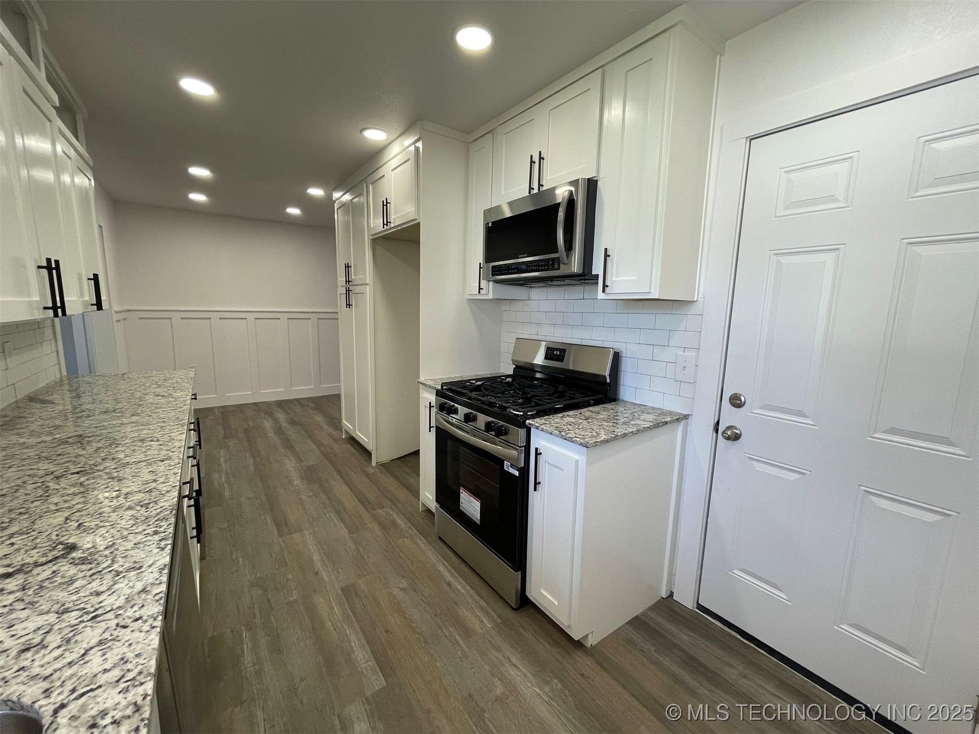 605 W Angus Drive Property Photo 11