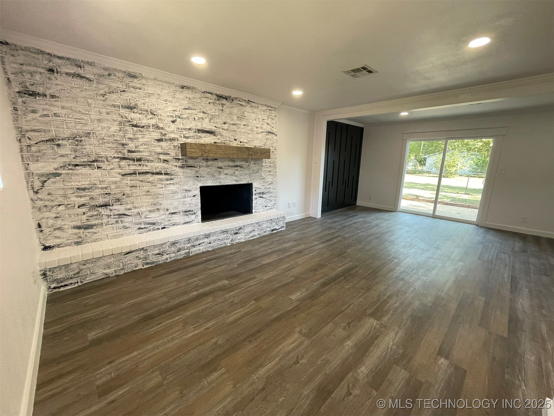 605 W Angus Drive Property Photo 12