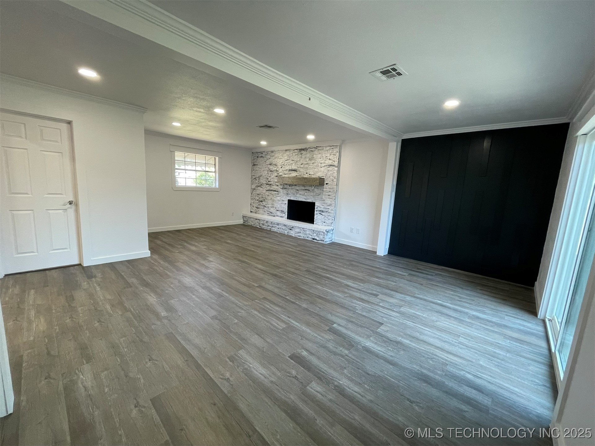 605 W Angus Drive Property Photo 13