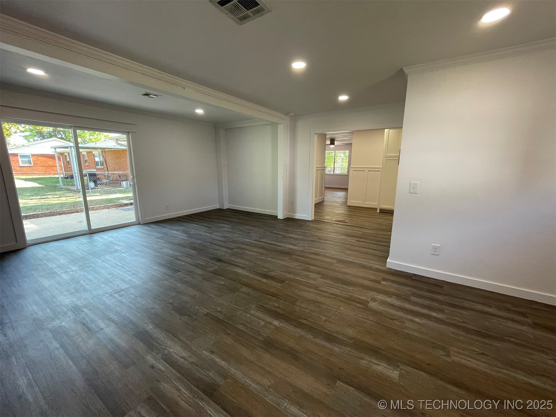 605 W Angus Drive Property Photo 17