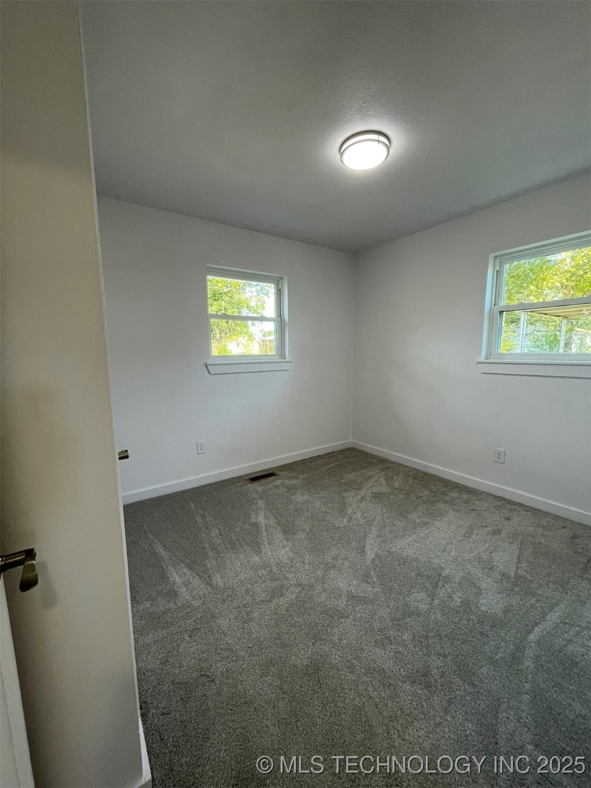 605 W Angus Drive Property Photo 23