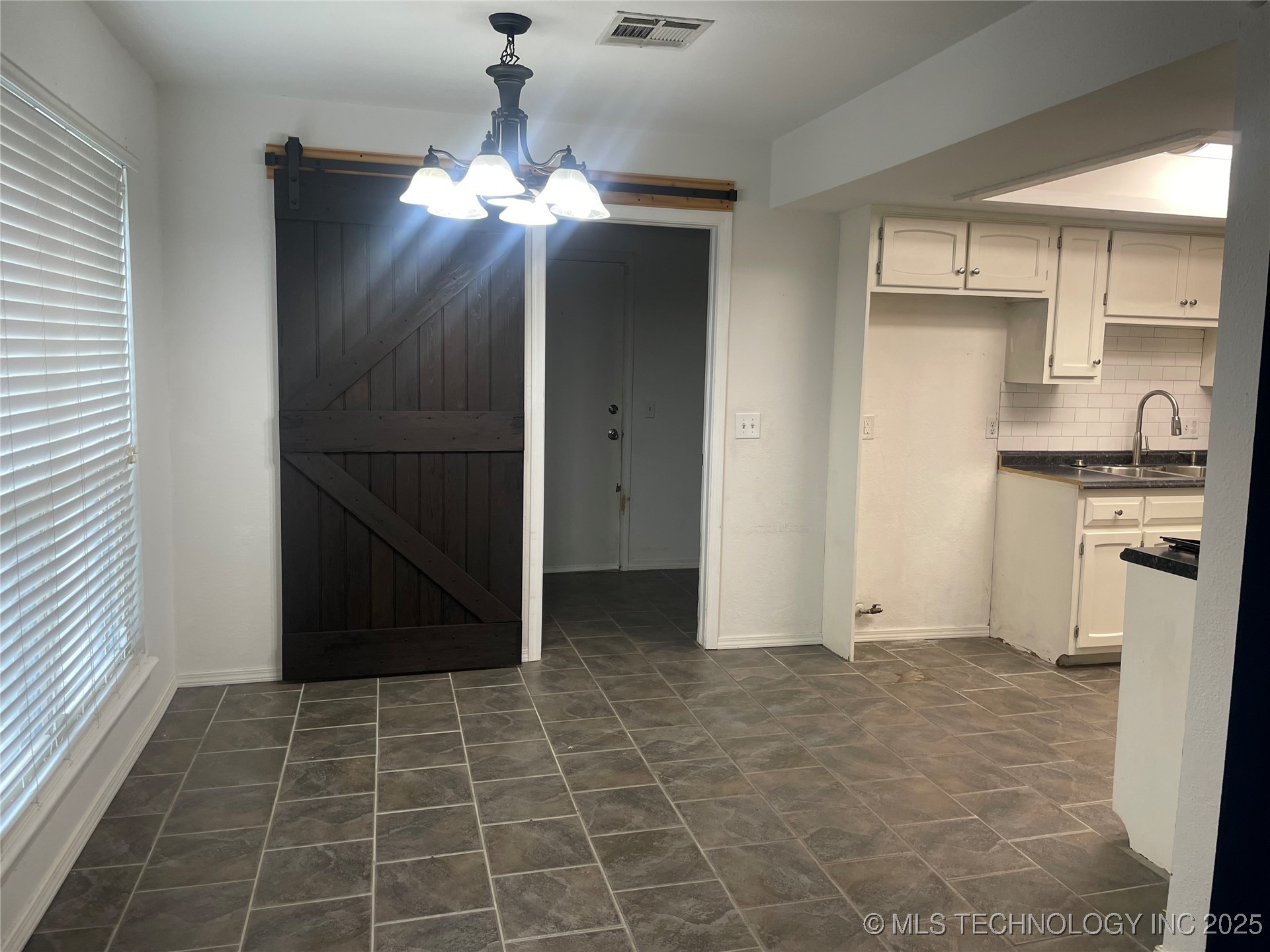 421 W Miami Street Property Photo 5