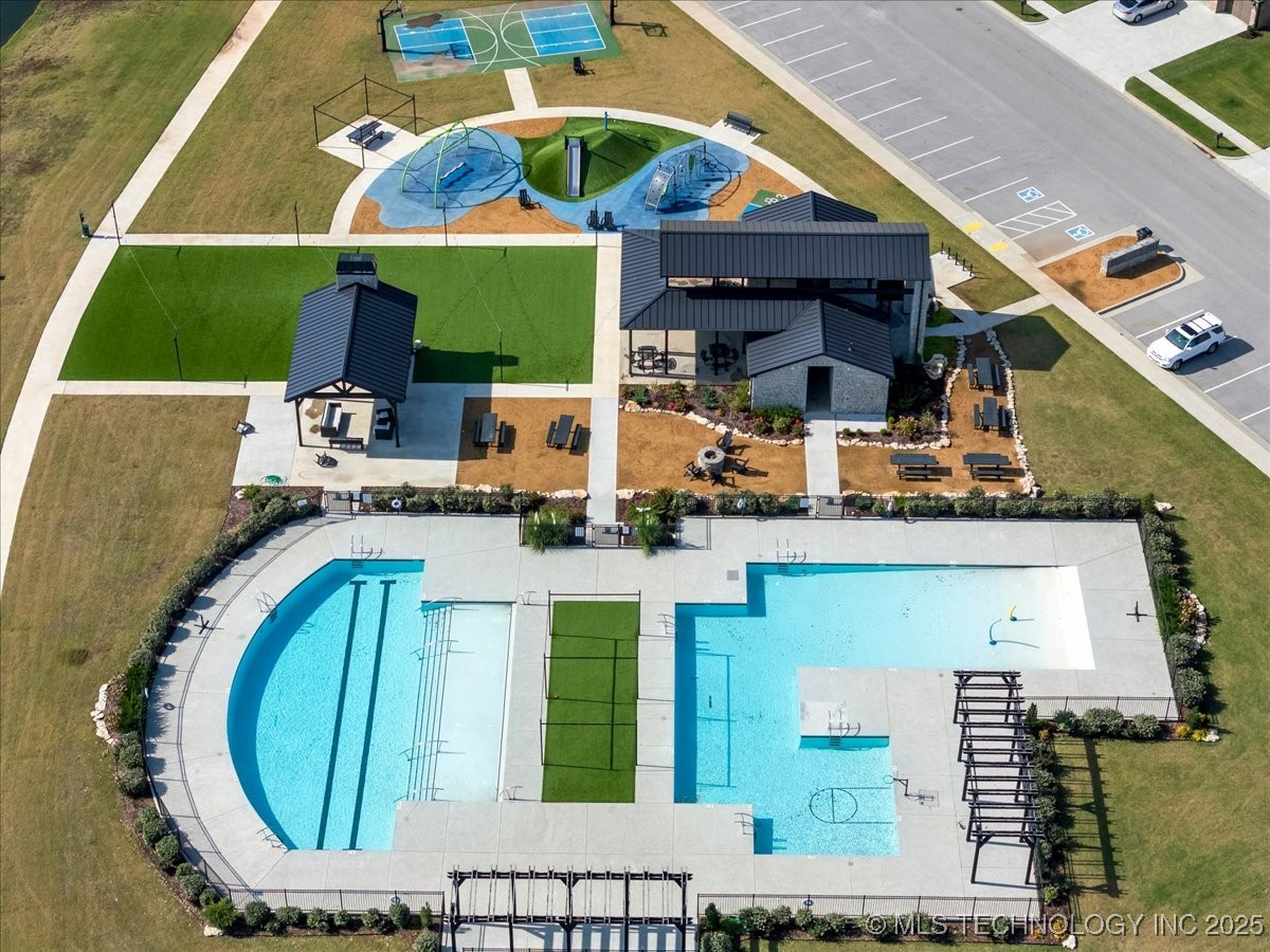 7710 N 147th East Avenue Property Photo 2