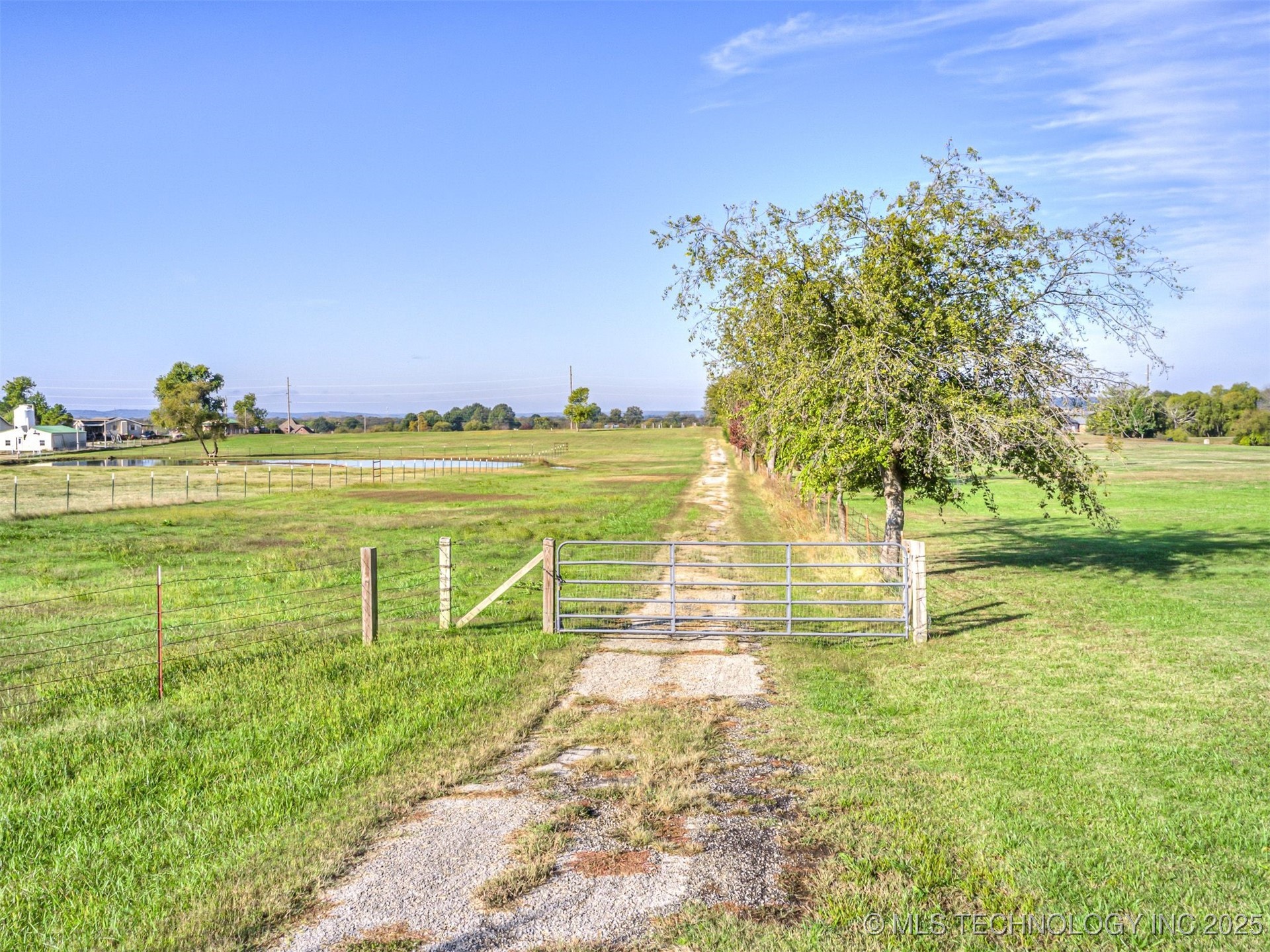 15356 N Lewis Avenue Property Photo 1