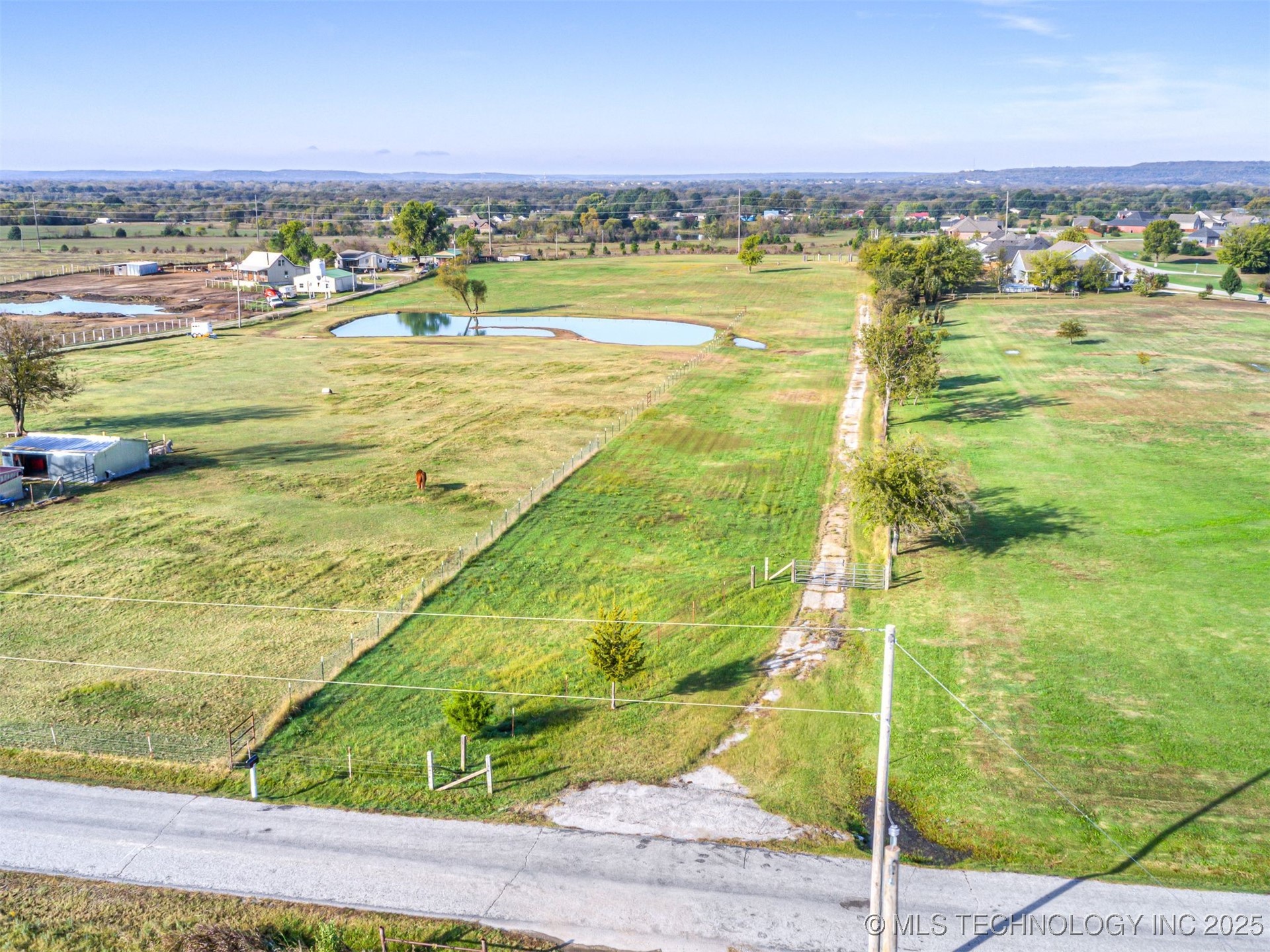 15356 N Lewis Avenue Property Photo 2