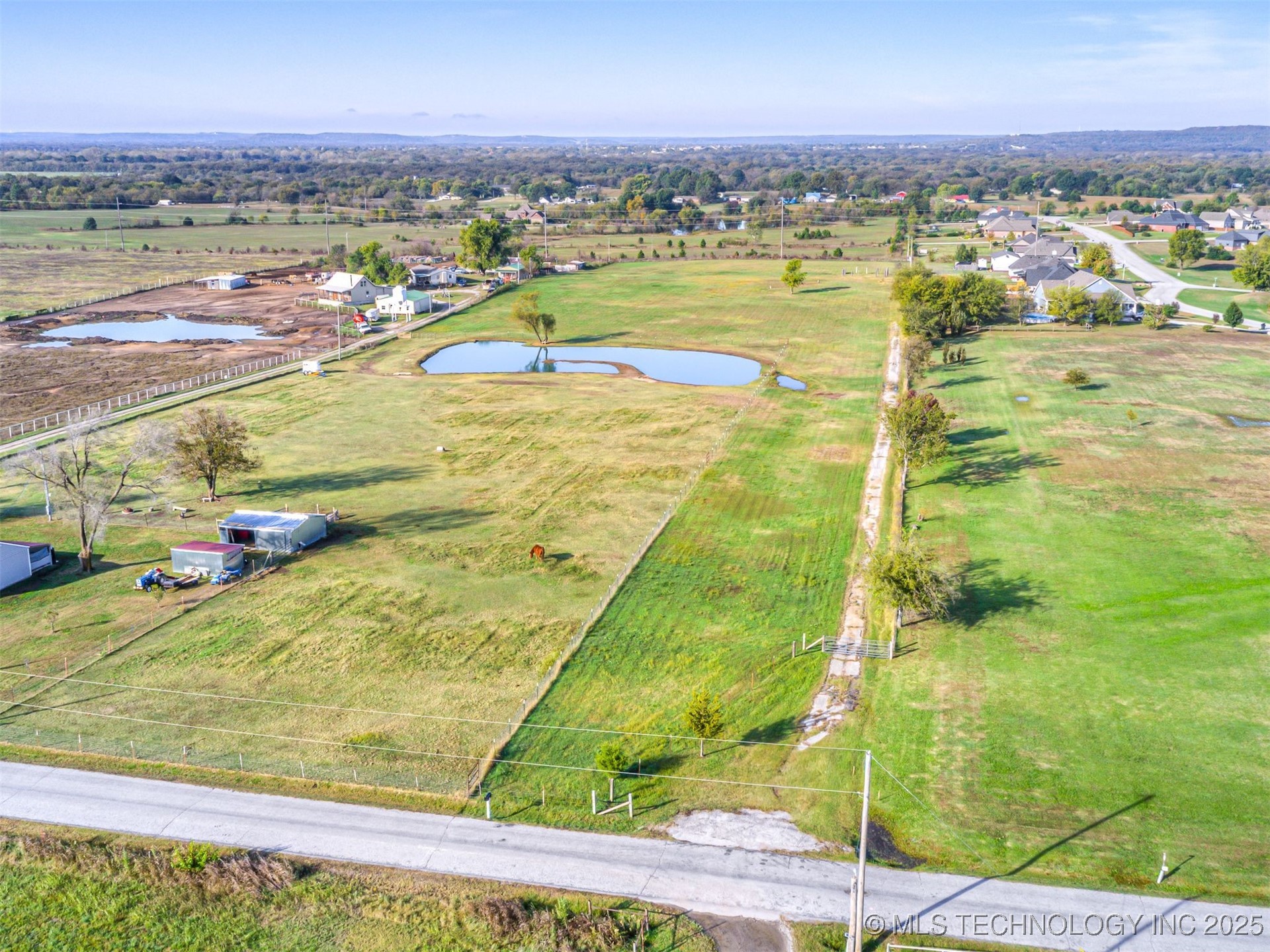15356 N Lewis Avenue Property Photo 3