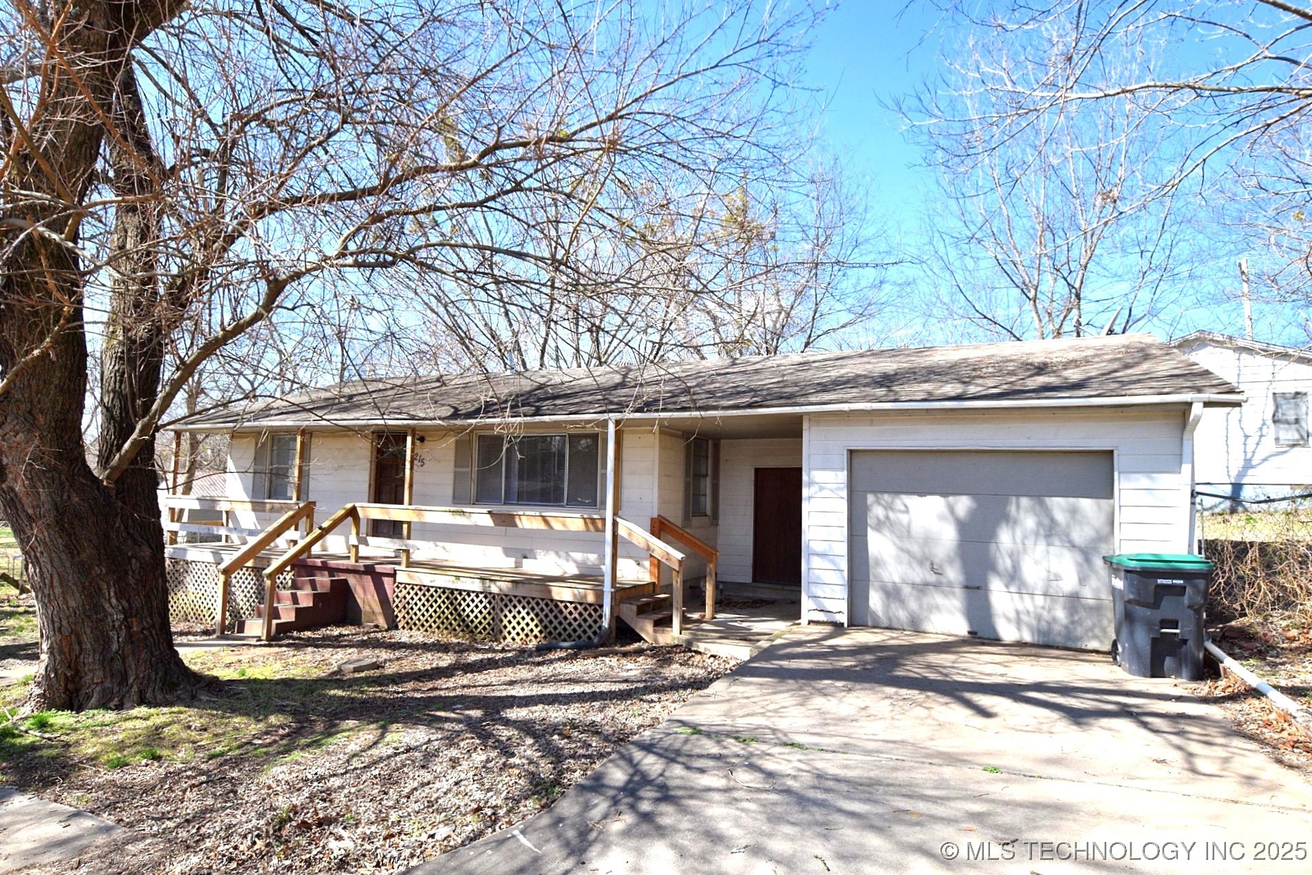 215 S Maple Avenue Property Photo 1