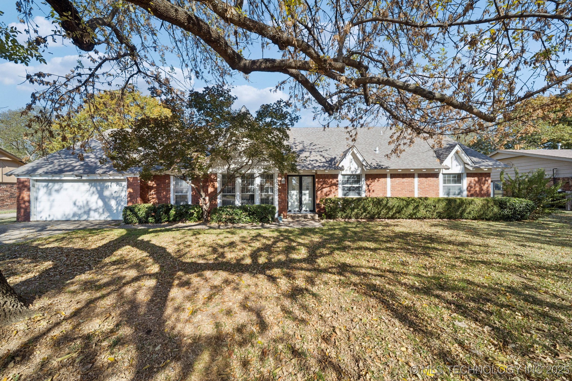 1114 Oakwood Drive Property Photo 1