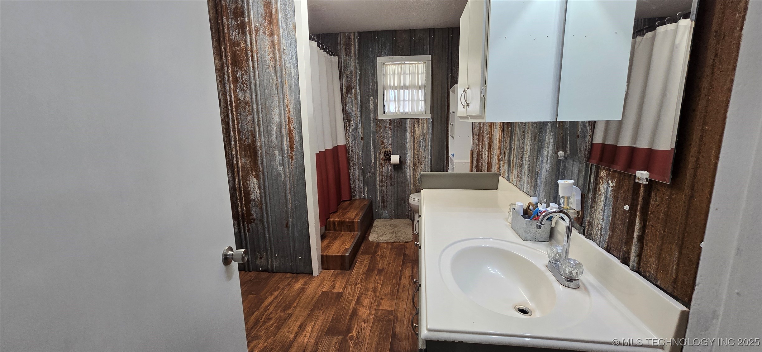 811 E 57th Road Property Photo 16
