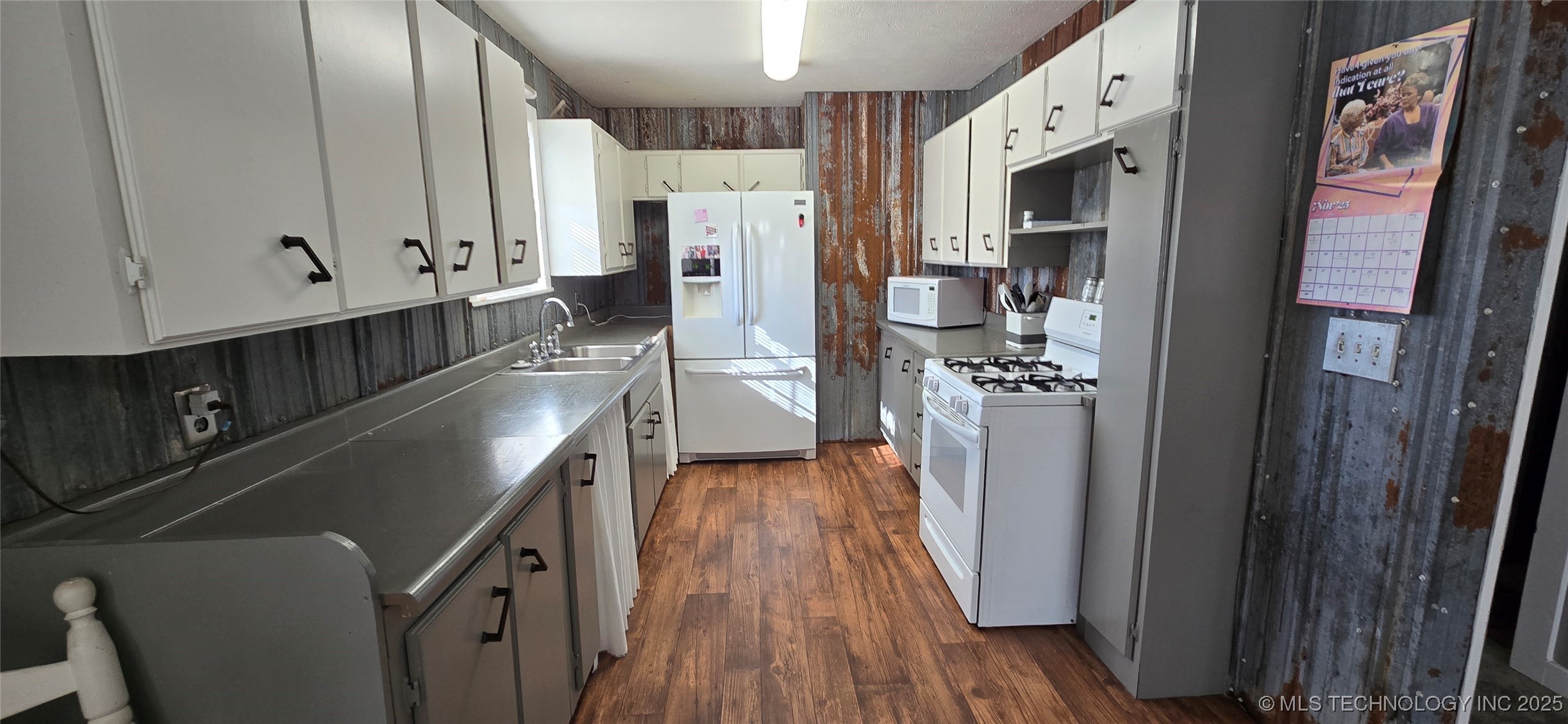 811 E 57th Road Property Photo 22
