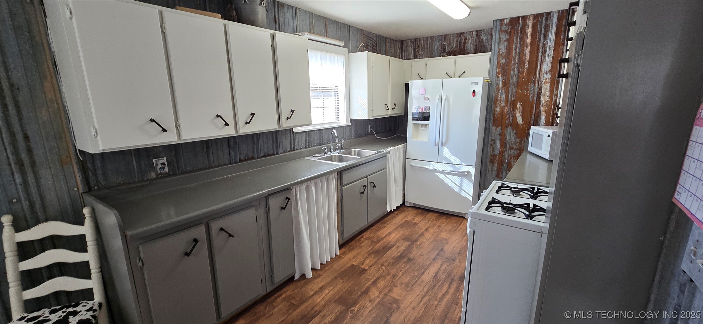 811 E 57th Road Property Photo 23