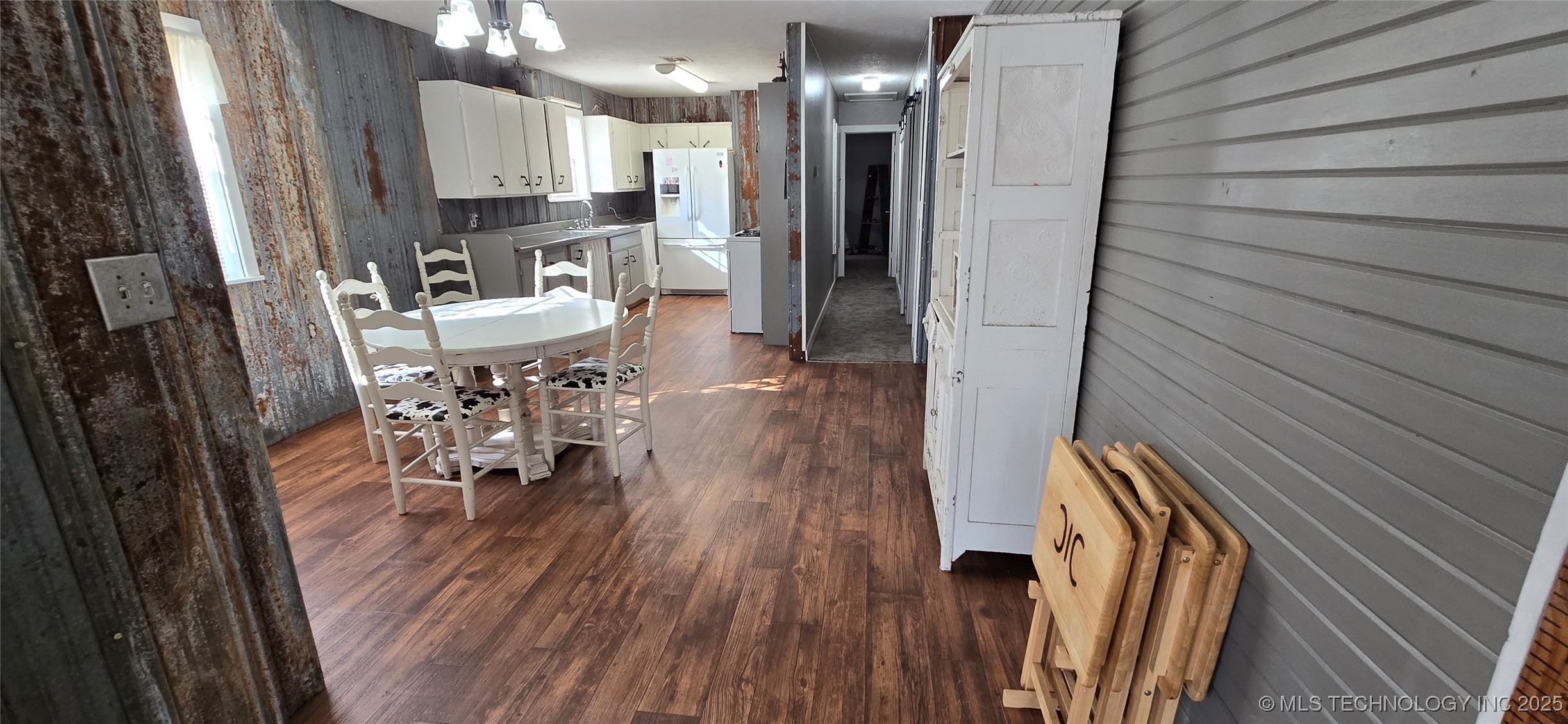 811 E 57th Road Property Photo 24