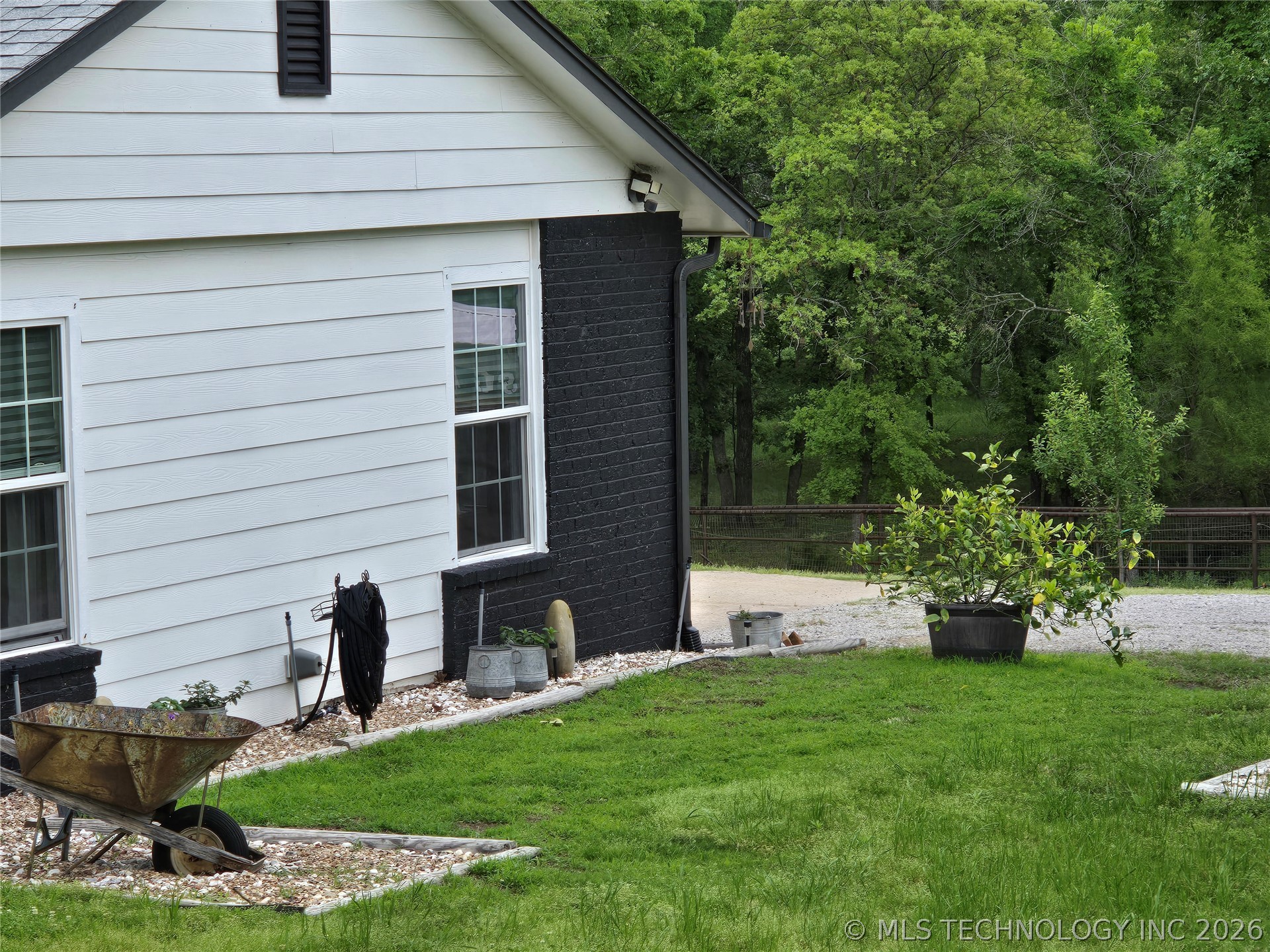 4251 Norfolk Avenue Property Photo 3