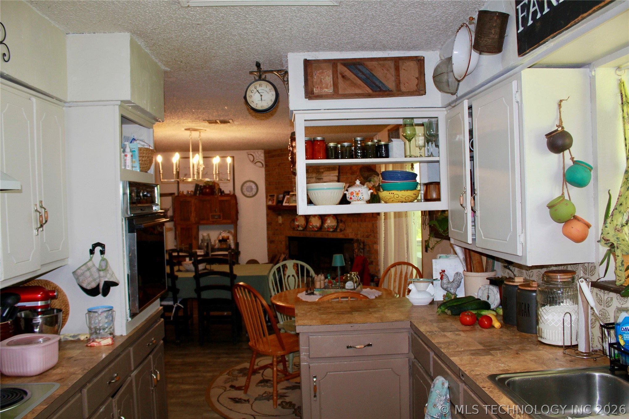 107 S Day Property Photo 7