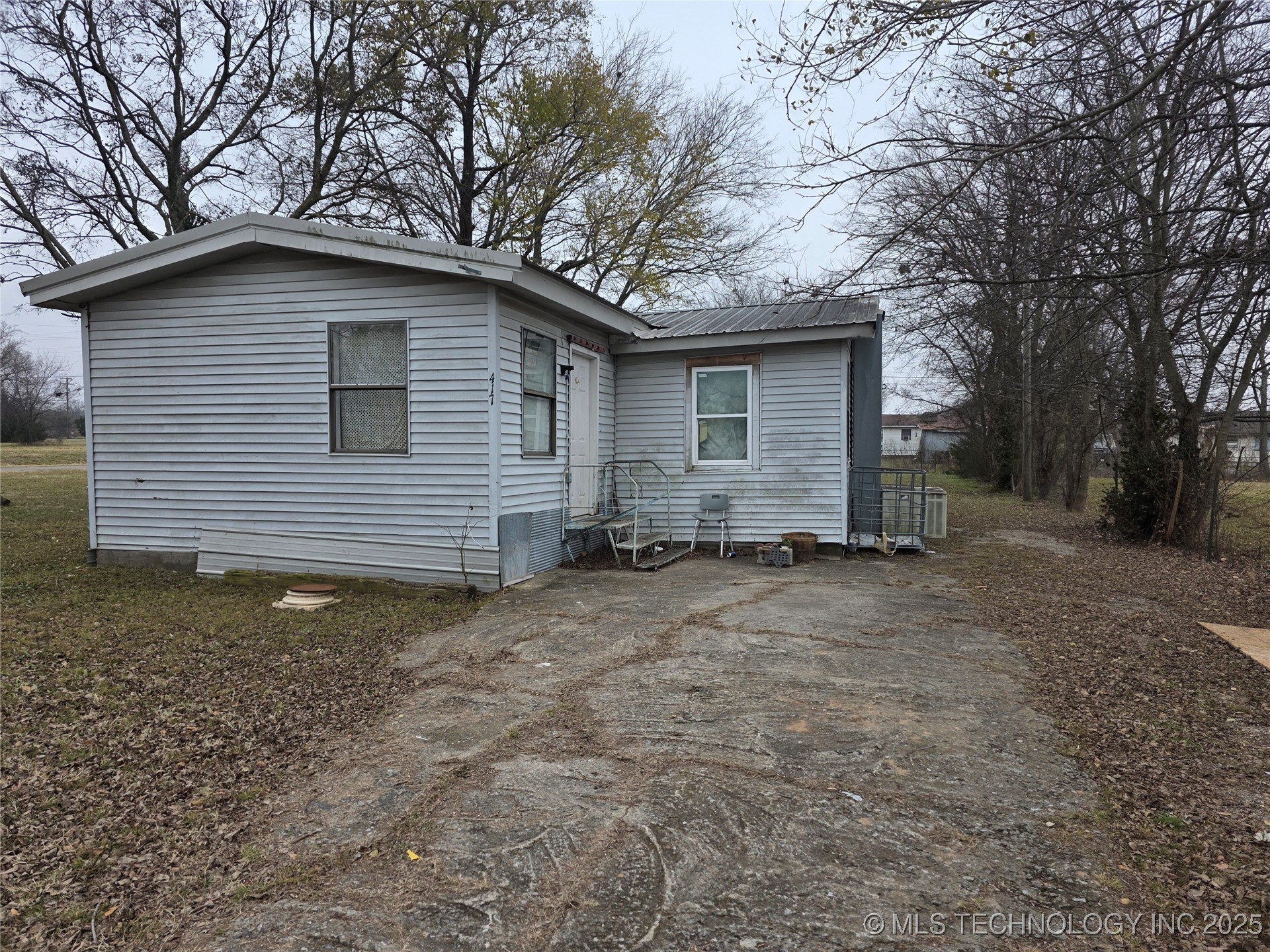 420 E Holly Street Property Photo 2