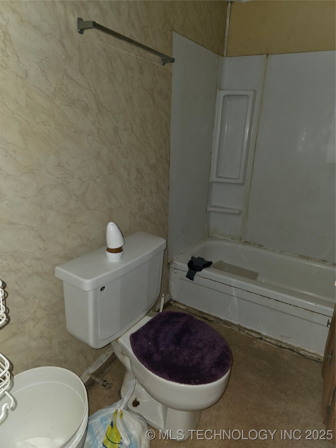 420 E Holly Street Property Photo 6