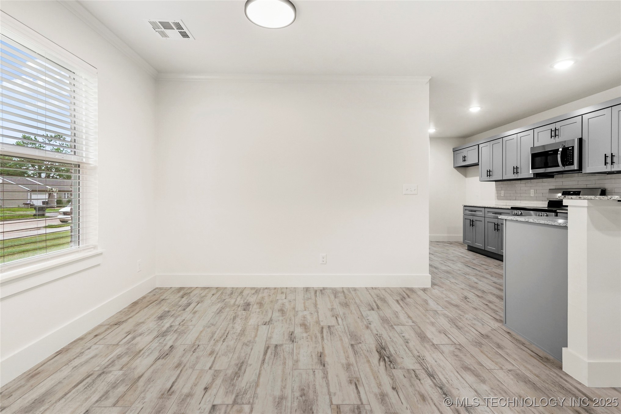 821 E 11th Street Property Photo 10