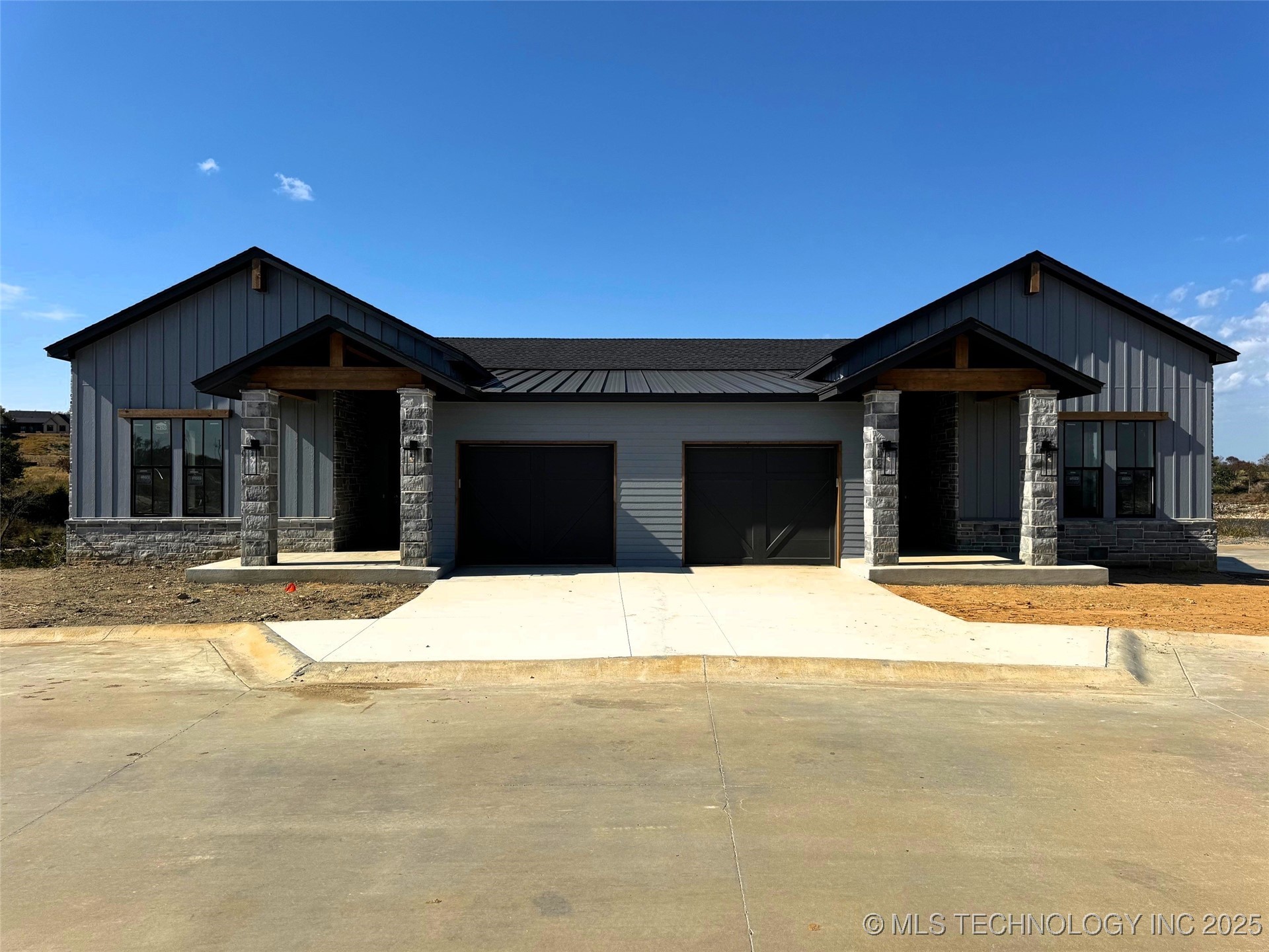 12113 Bridge Pointe Property Photo 1