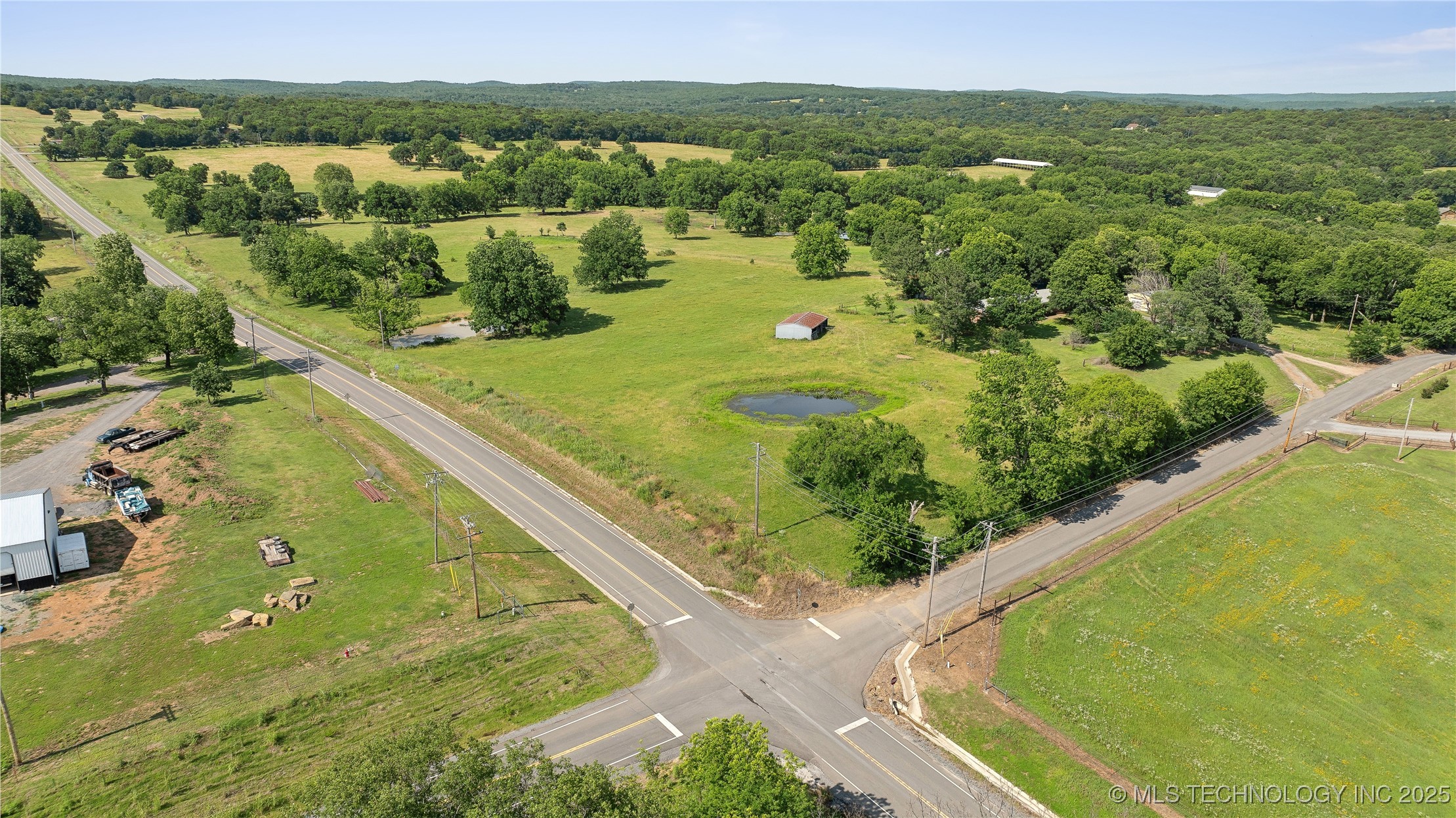 1904 N County Line Road E Property Photo 3