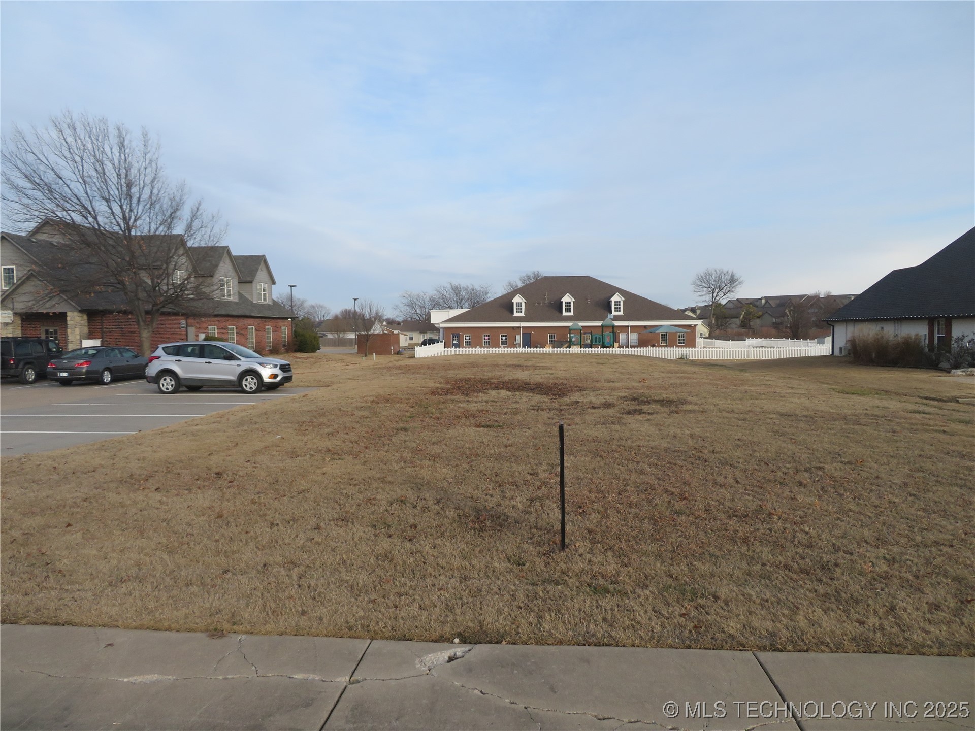 8817 N 145th Avenue E Property Photo 2