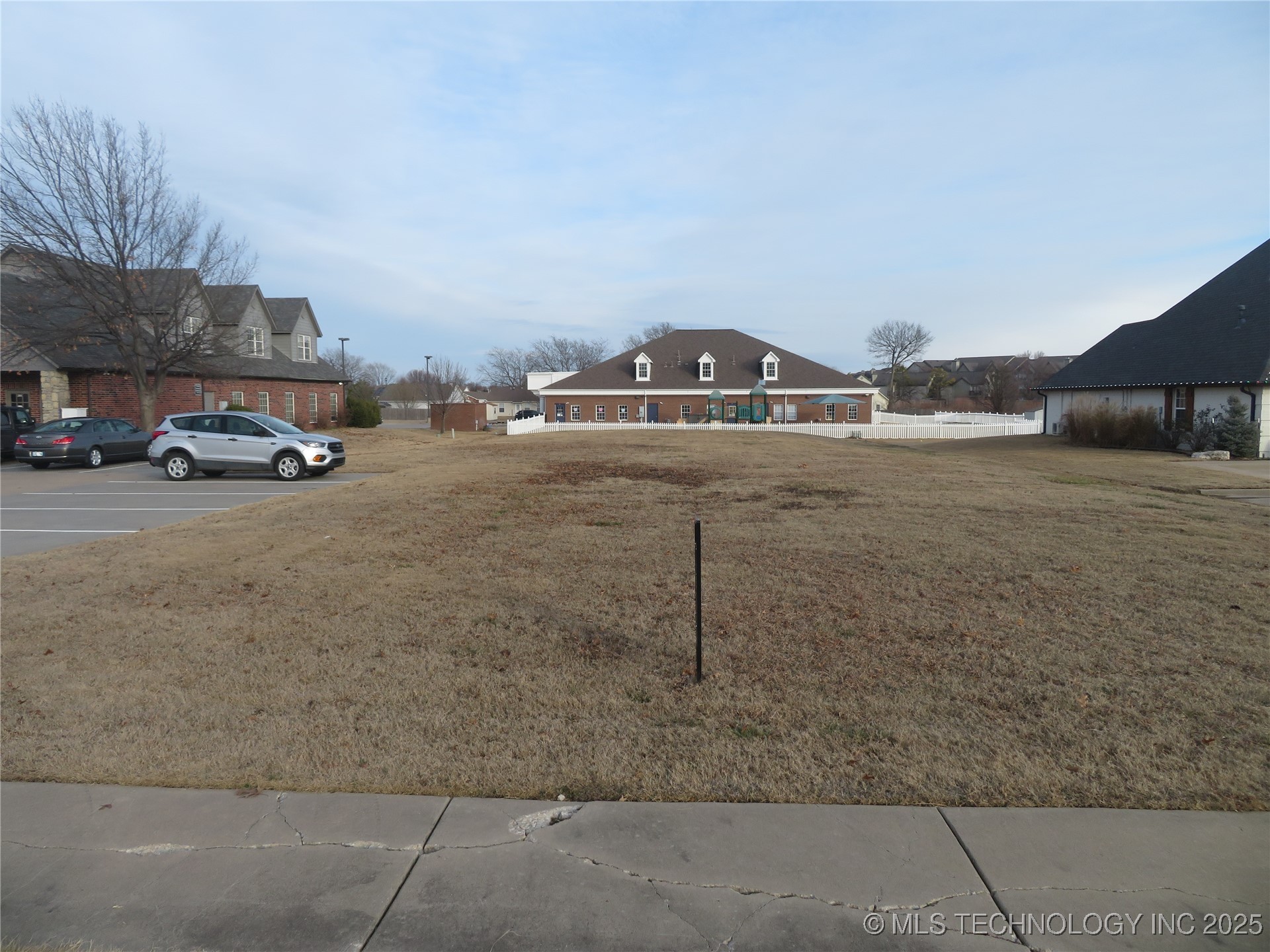 8817 N 145th Avenue E Property Photo 3