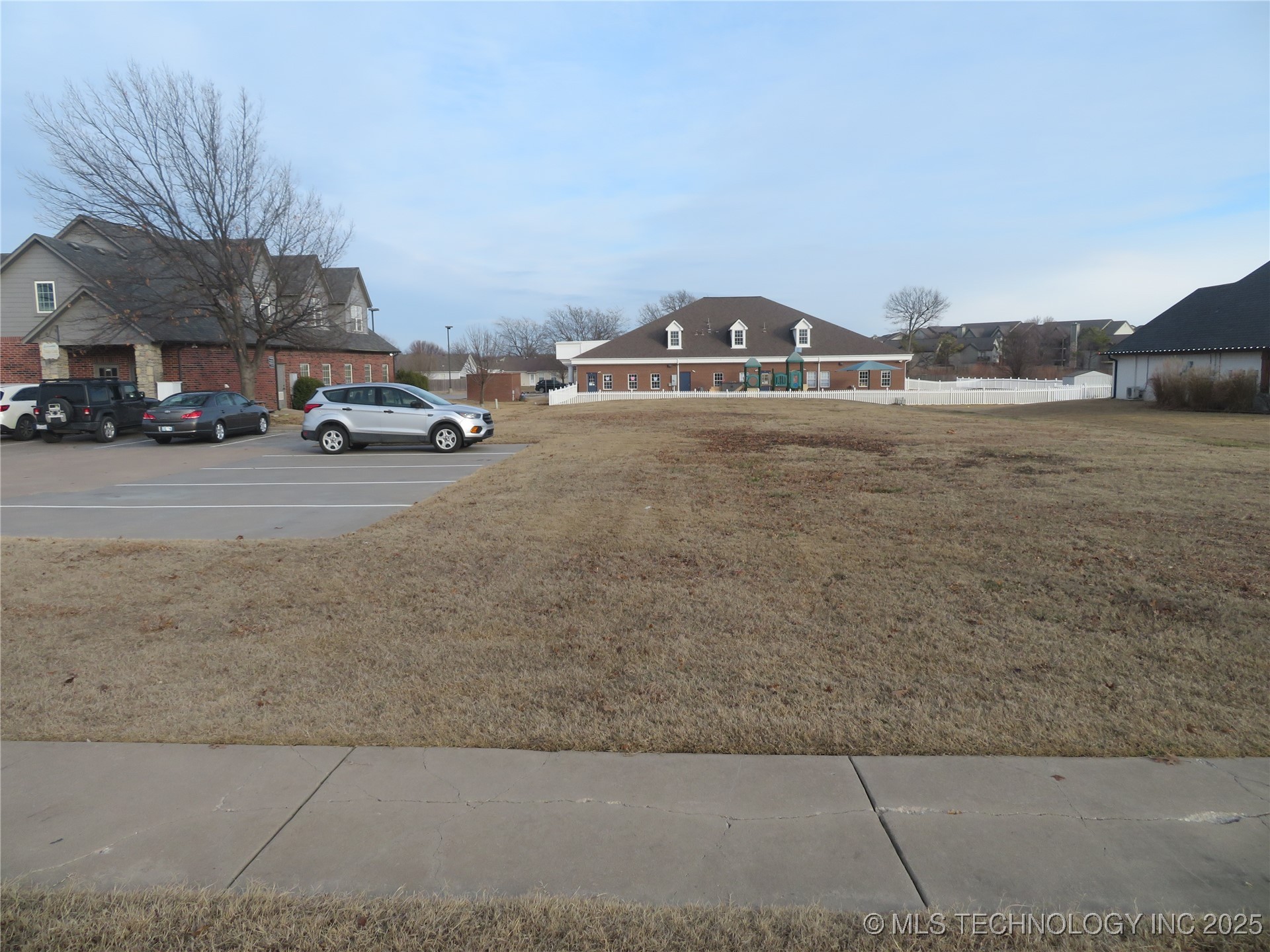 8817 N 145th Avenue E Property Photo 6