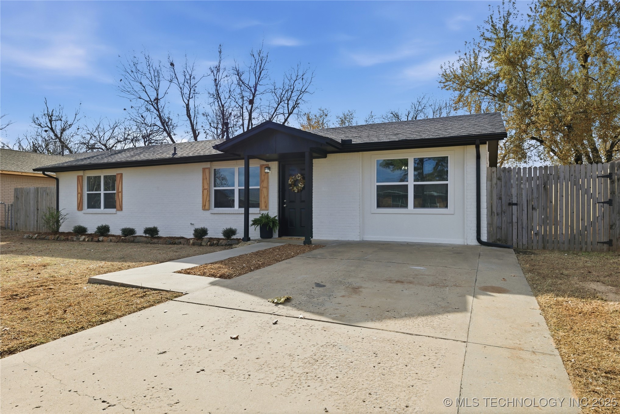 704 E E Avenue Property Photo 1
