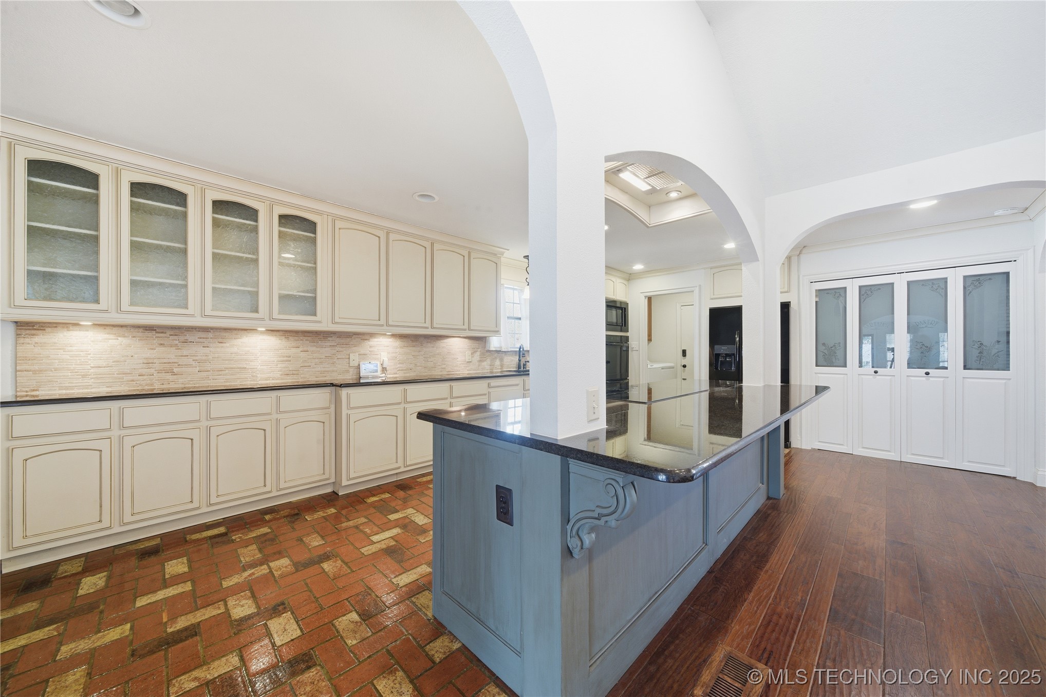 11618 S 74th East Avenue Property Photo 6