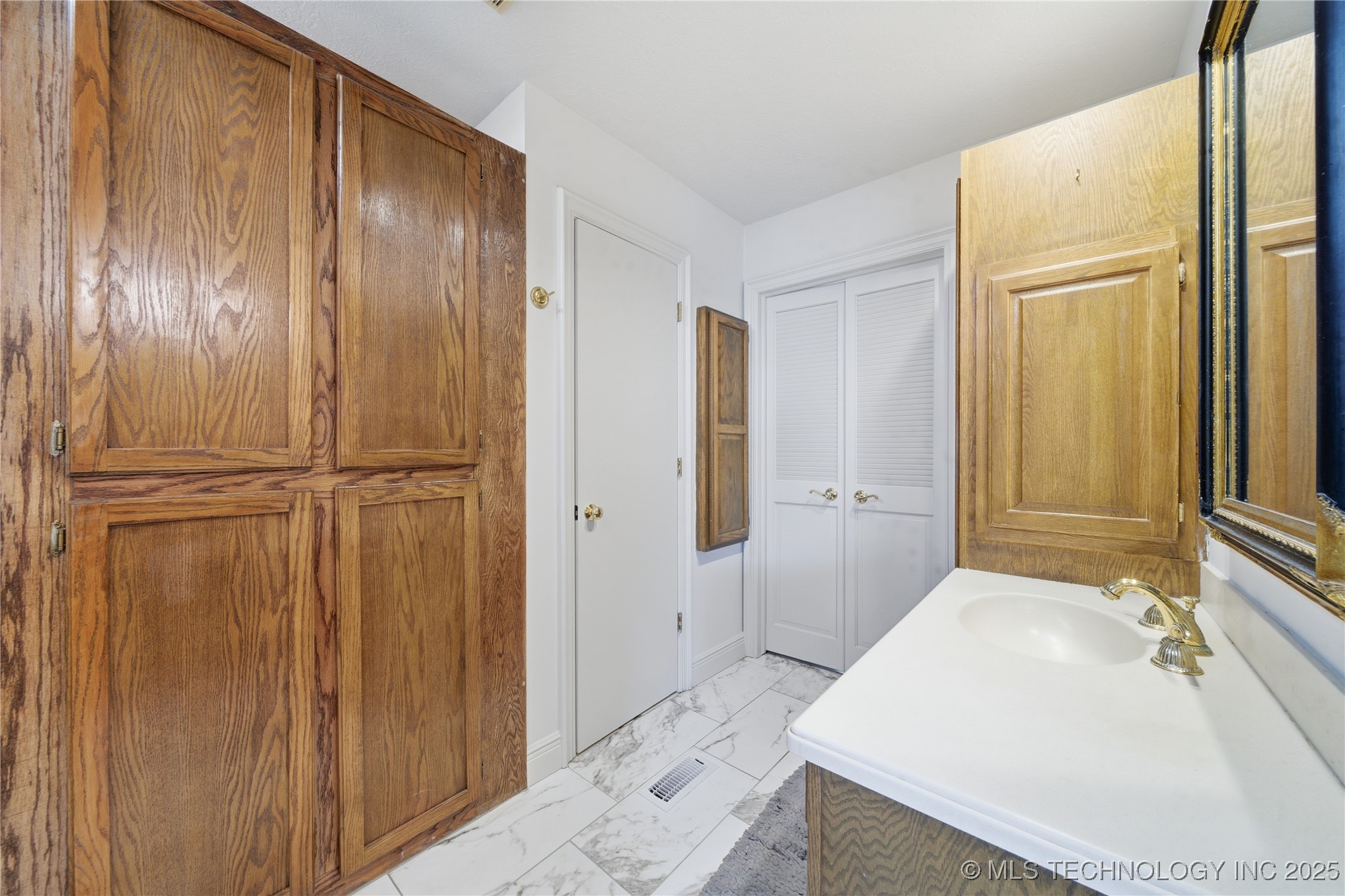 11618 S 74th East Avenue Property Photo 13