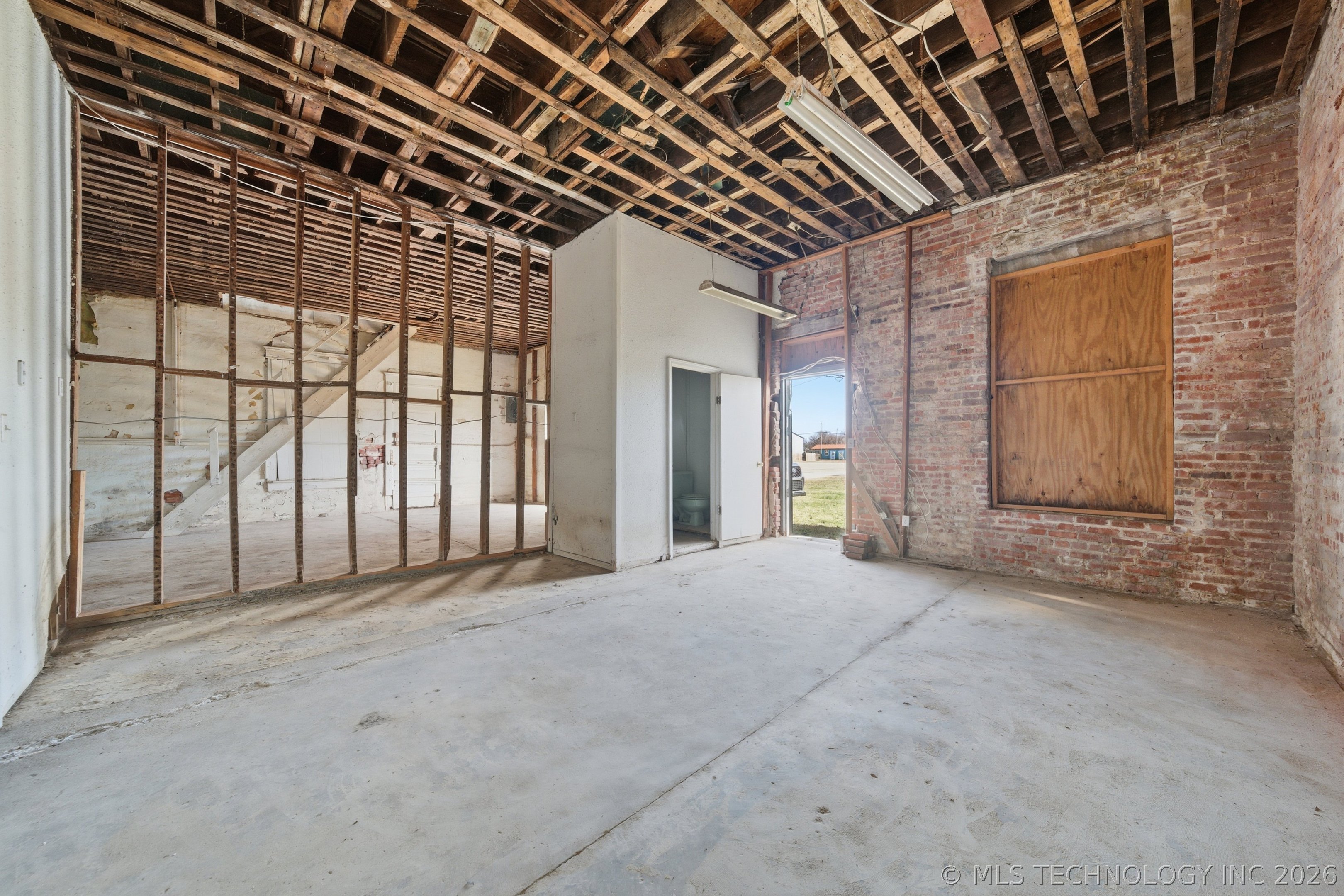 210 N Broadway Street Property Photo 8