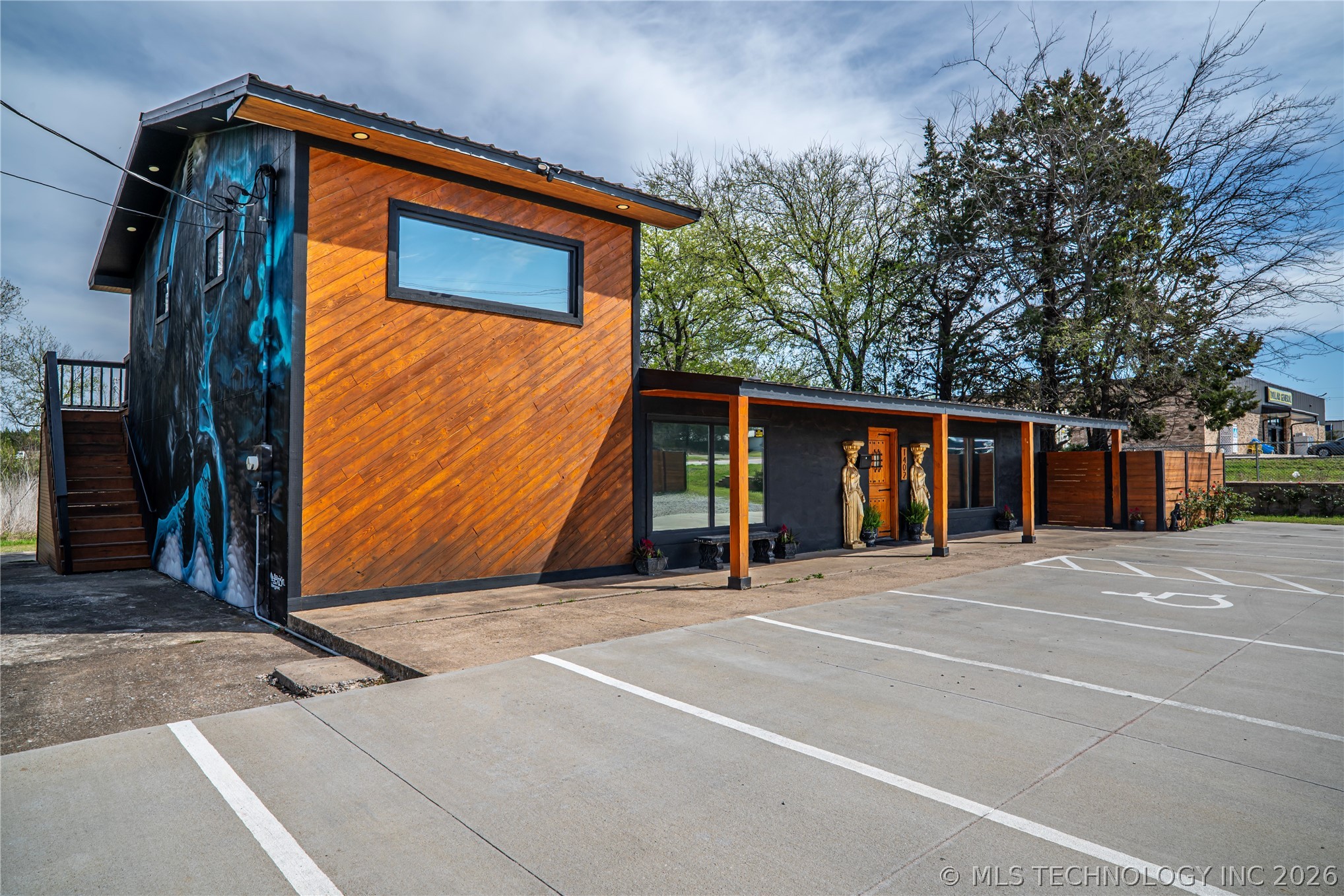 1402 S Commerce Street Property Photo 2