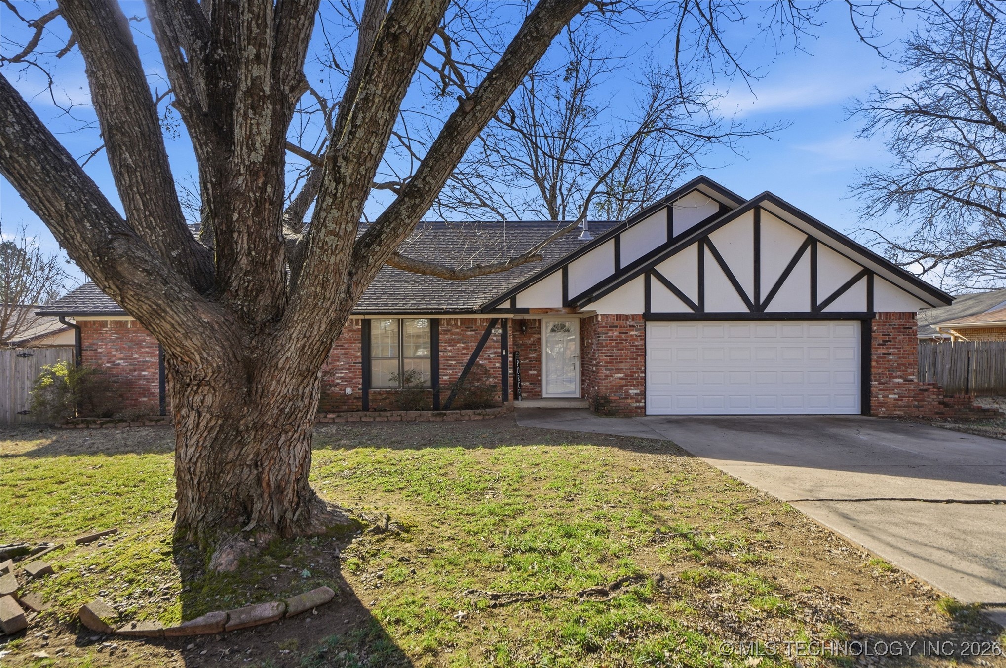 805 W Glenwood Avenue Property Photo 1