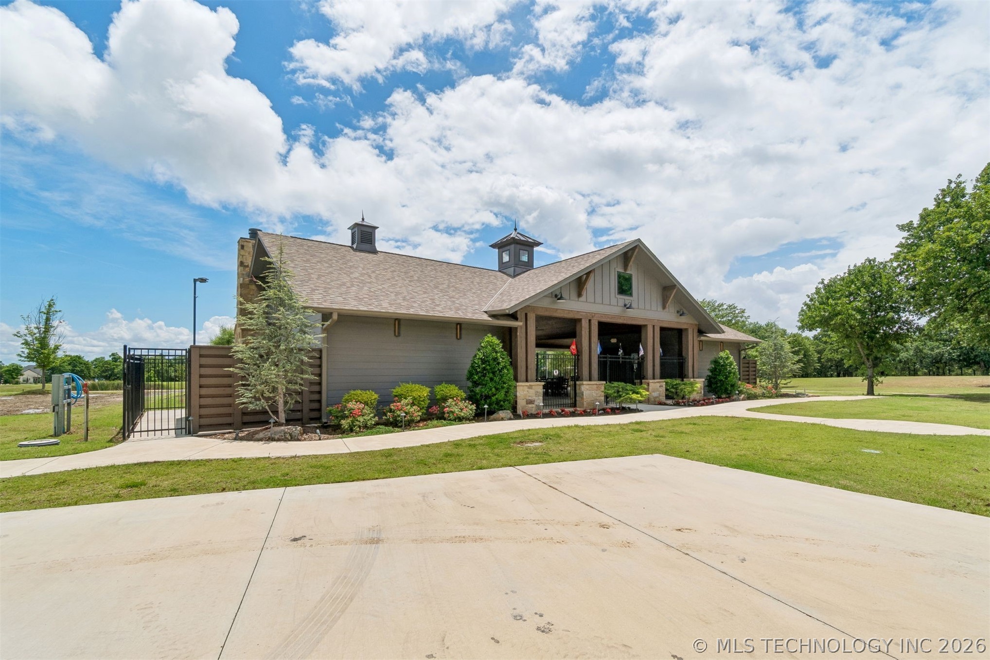 118289 S 4215 Property Photo 29