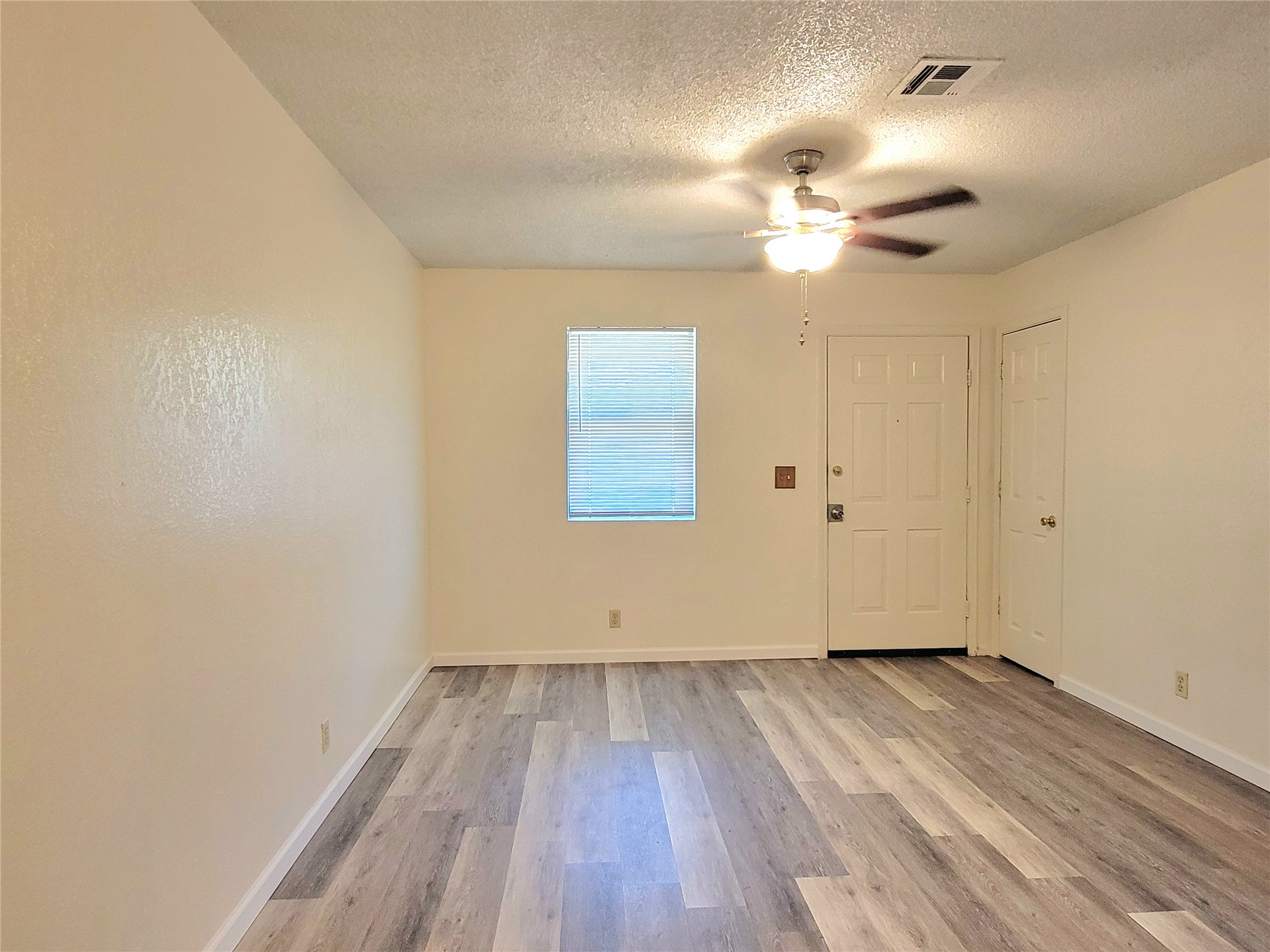 1923 N Maple Street Property Photo 4