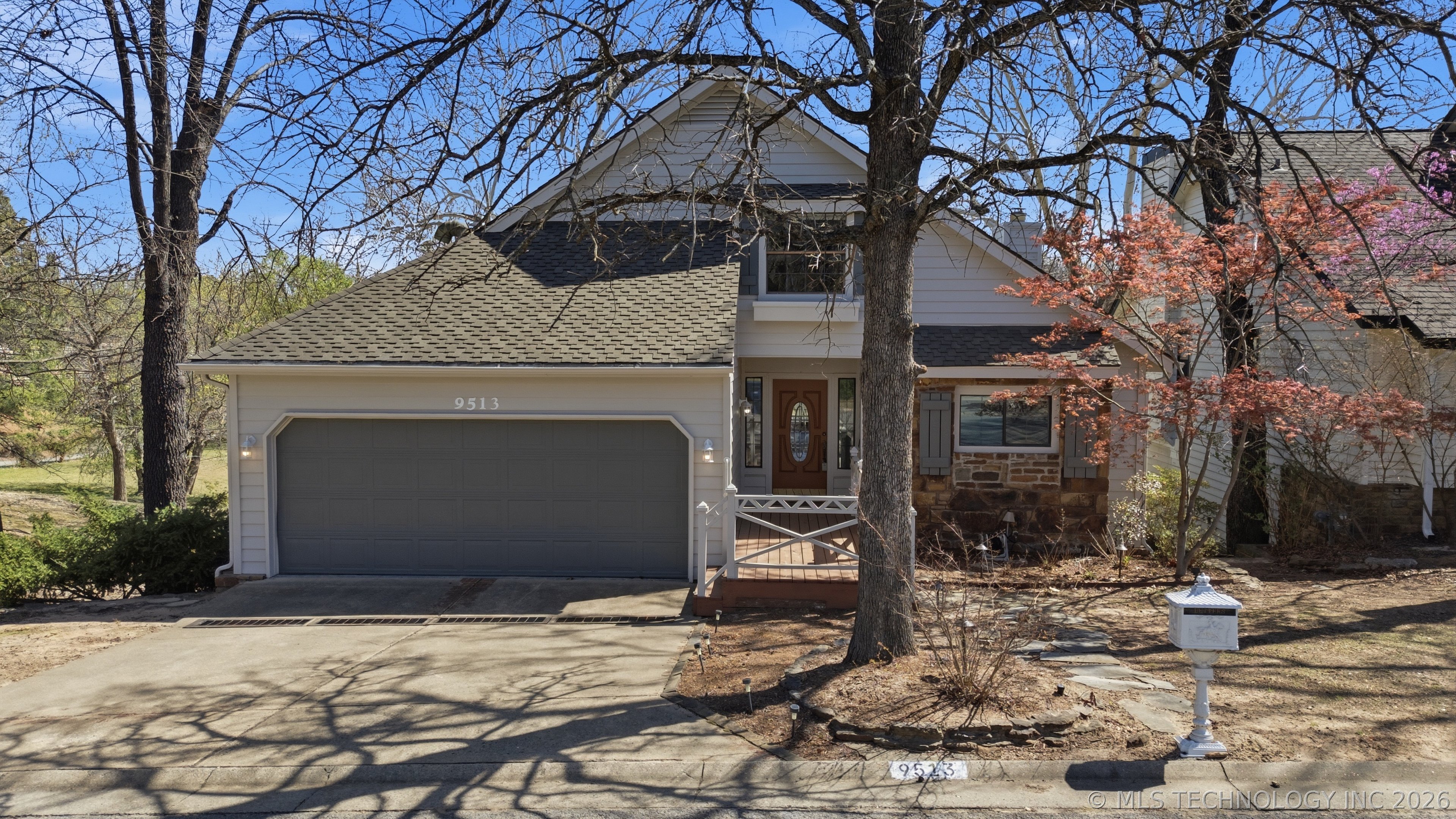 9513 S Lakewood Avenue Property Photo 1