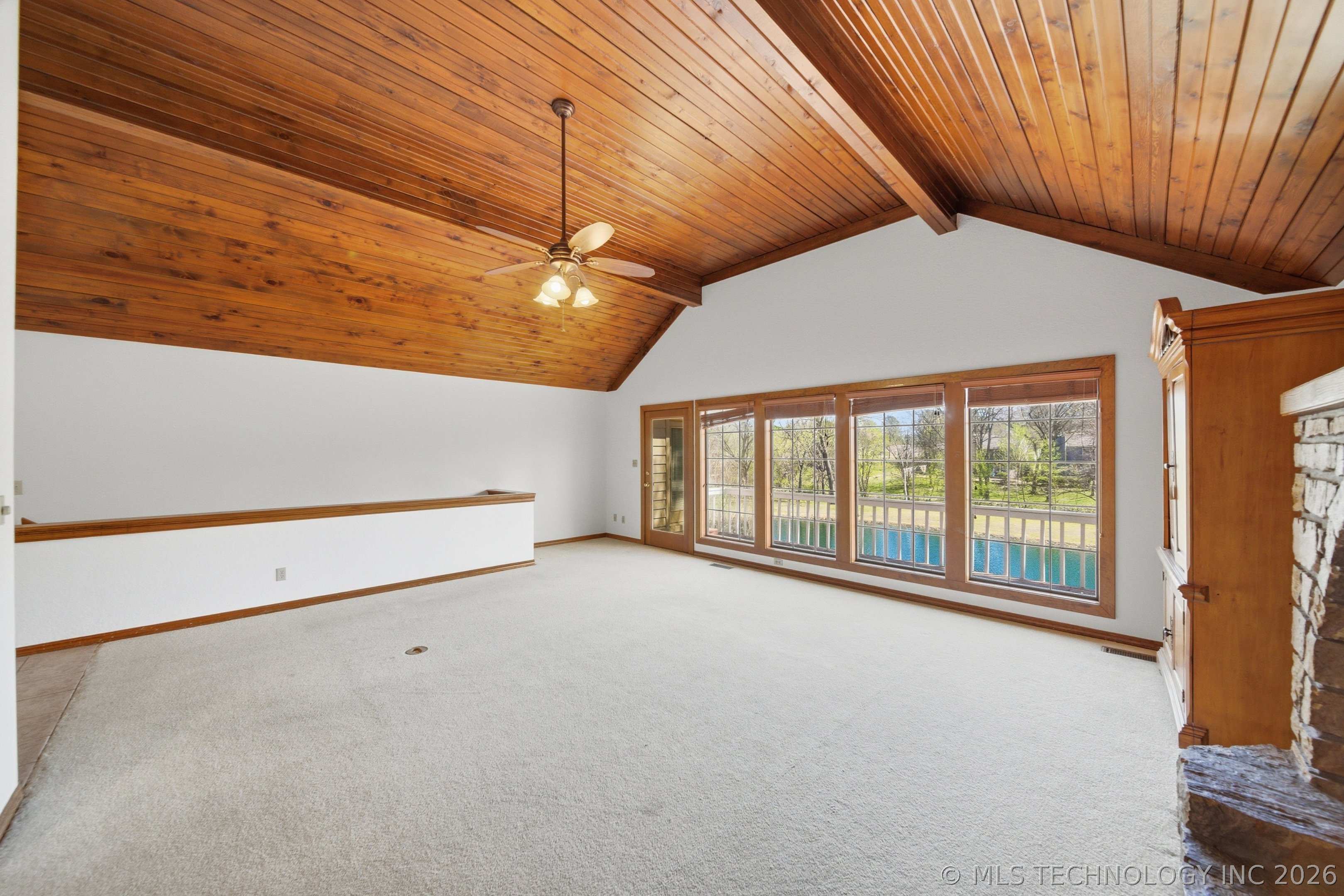 9513 S Lakewood Avenue Property Photo 6